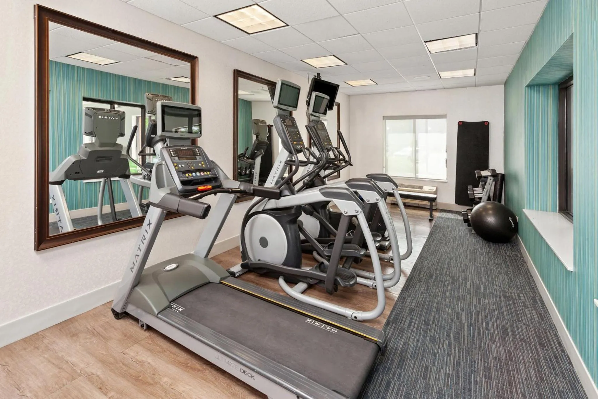 Spa and wellness centre/facilities in Holiday Inn Express & Suites Chicago West-O'Hare Arpt Area by IHG