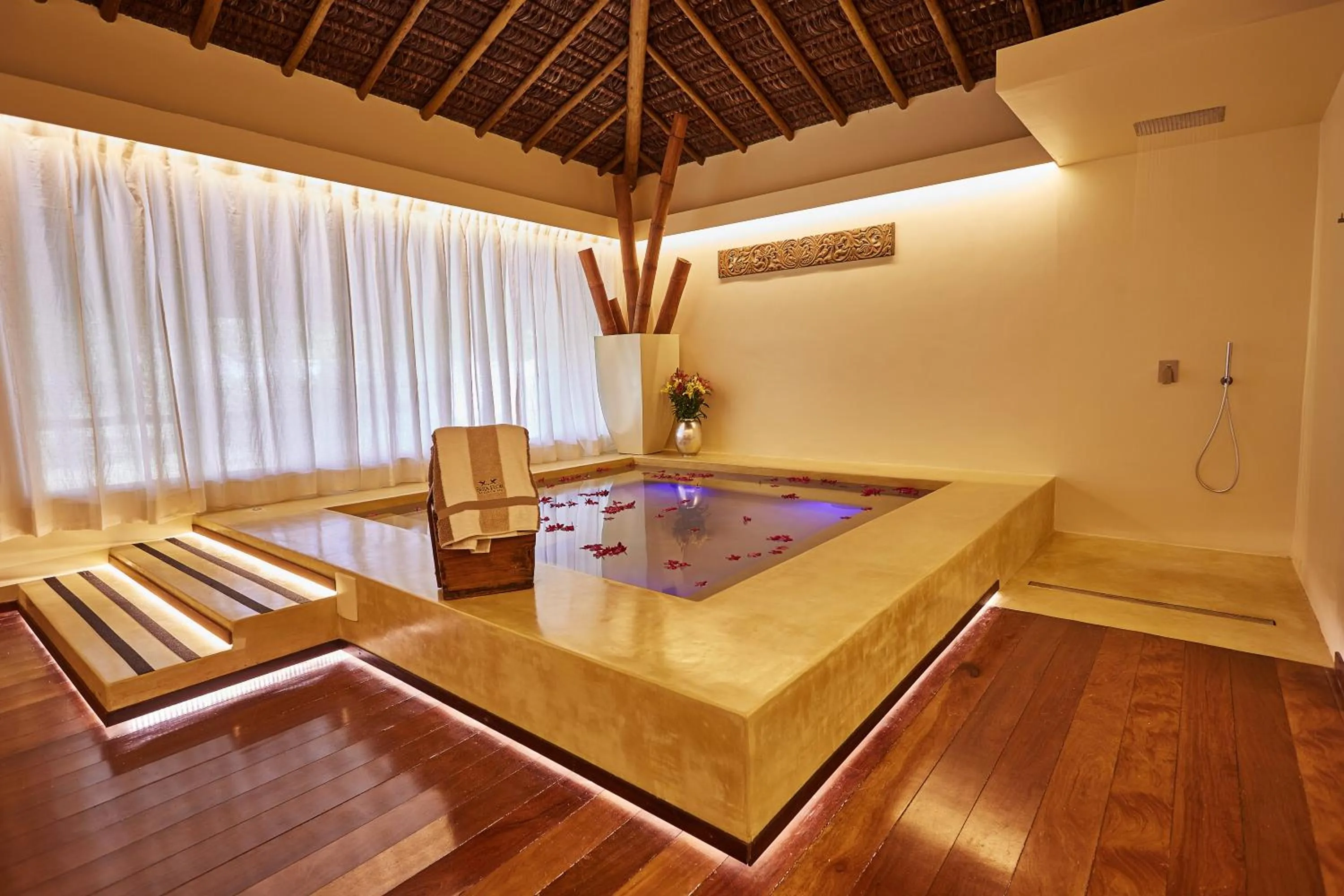 Hot Tub in Beija Flor Exclusive Hotel & Spa