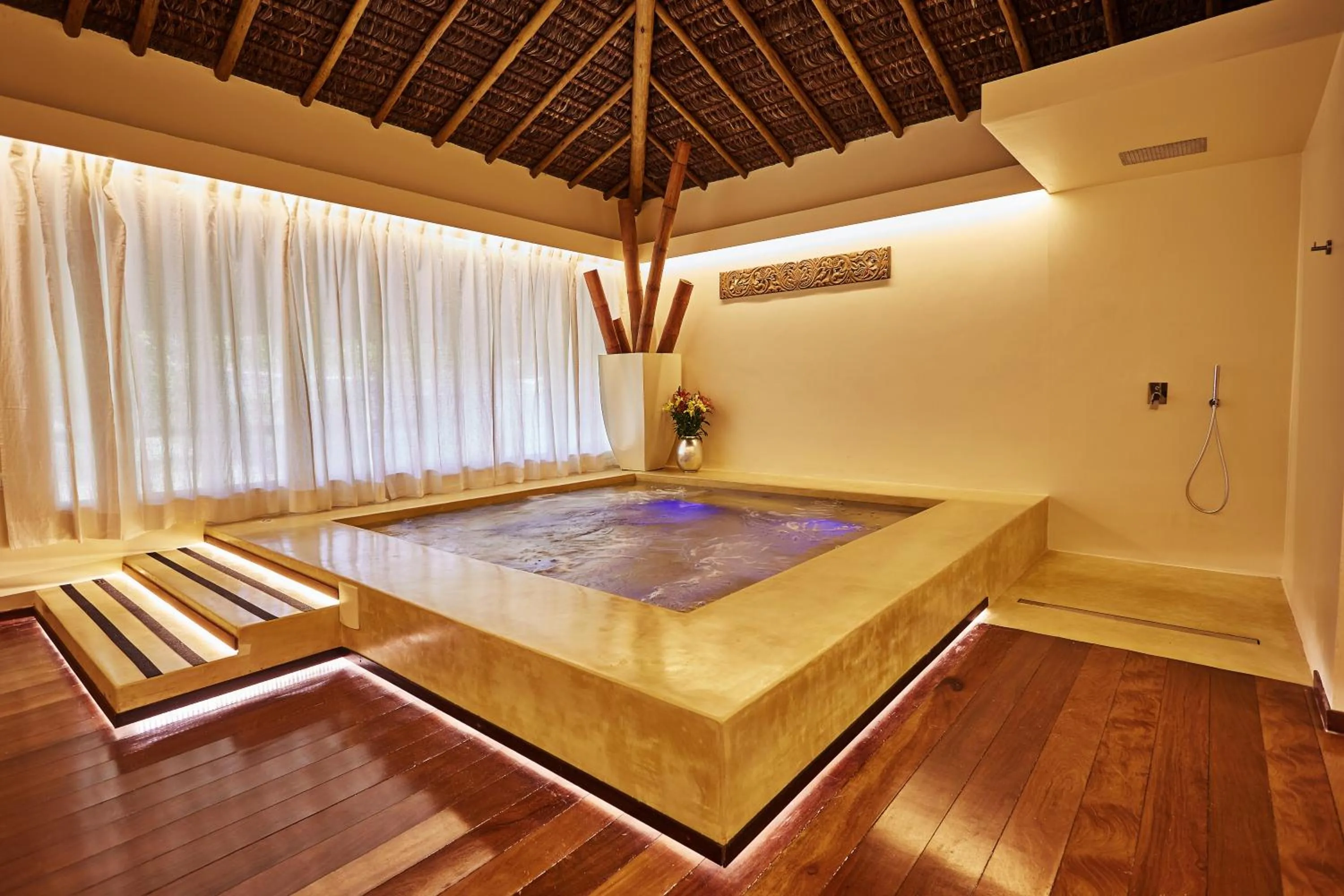 Hot Tub in Beija Flor Exclusive Hotel & Spa