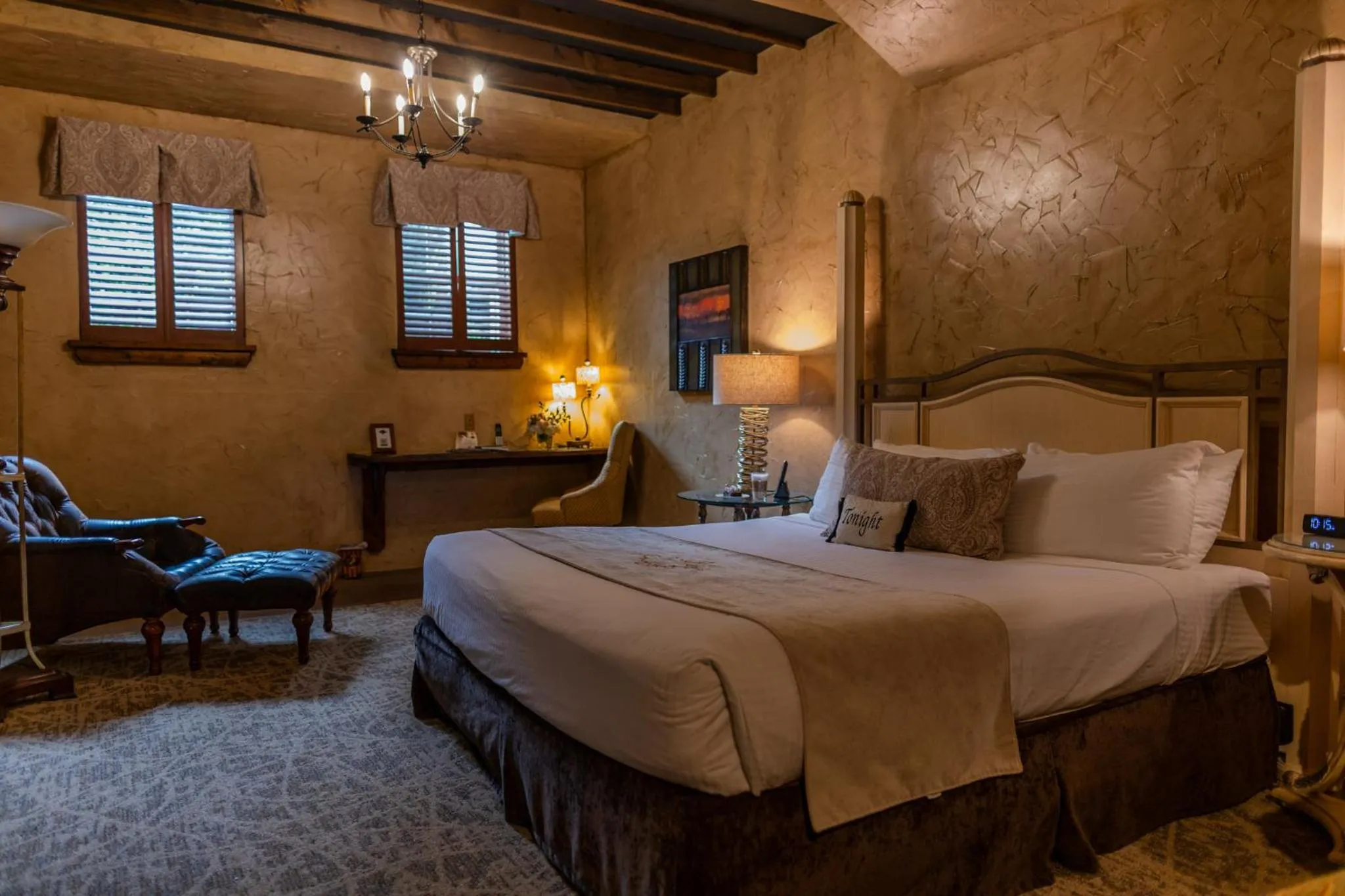 Bed in The Inn at Leola Village, a Historic Hotel of America