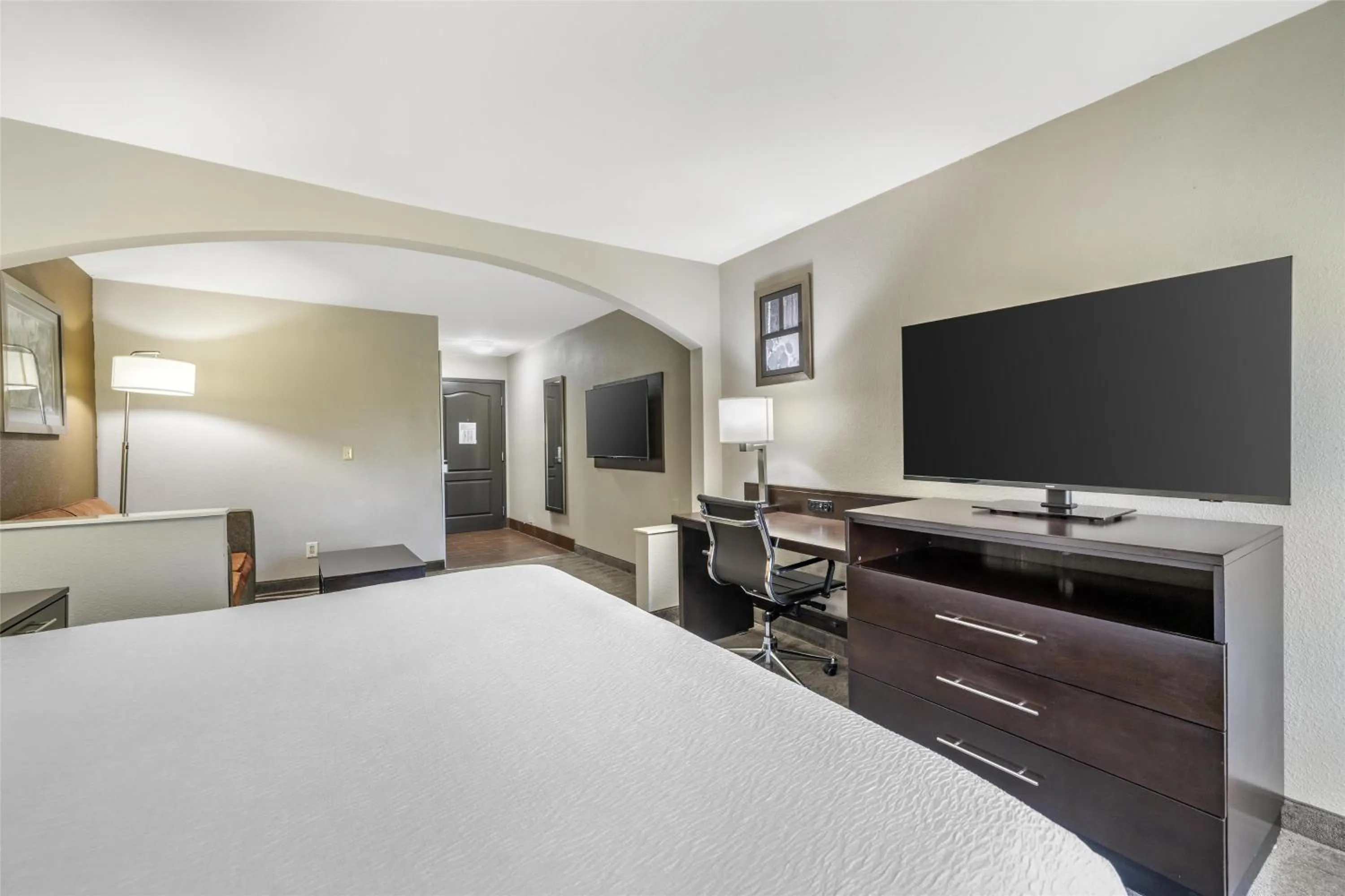 Photo of the whole room, Bed in Best Western Plus Lee's Summit Hotel & Suites