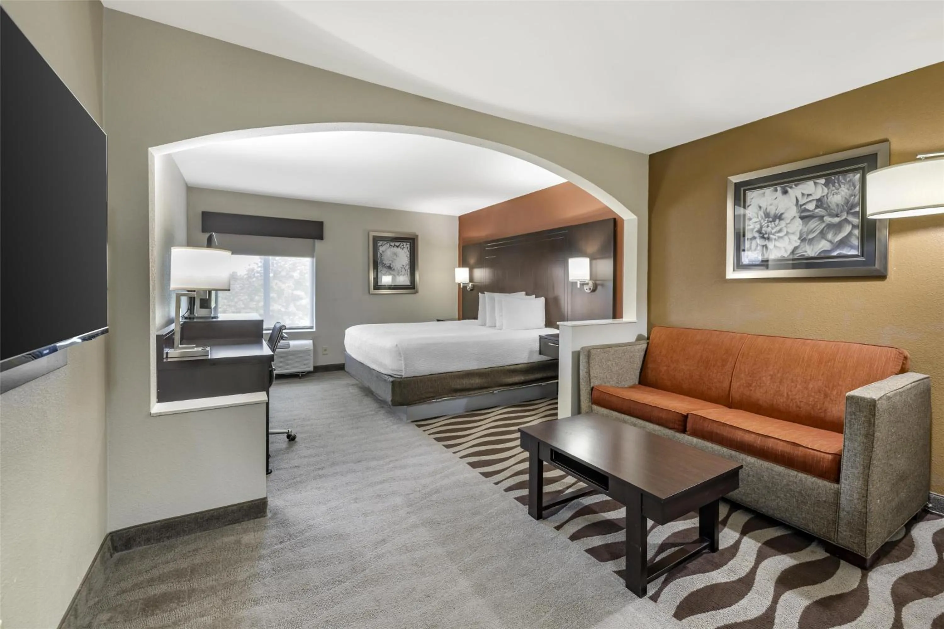 Photo of the whole room, Bed in Best Western Plus Lee's Summit Hotel & Suites