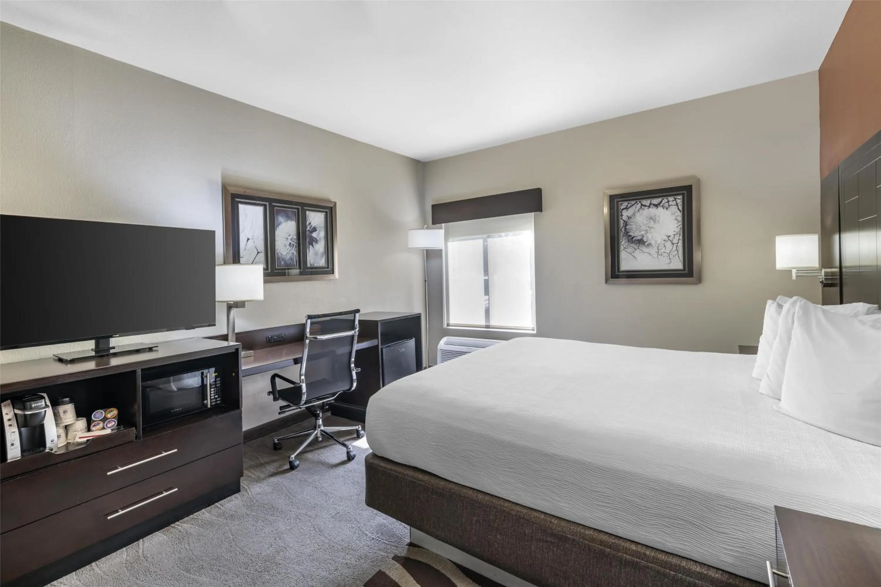 Bedroom, Bed in Best Western Plus Lee's Summit Hotel & Suites