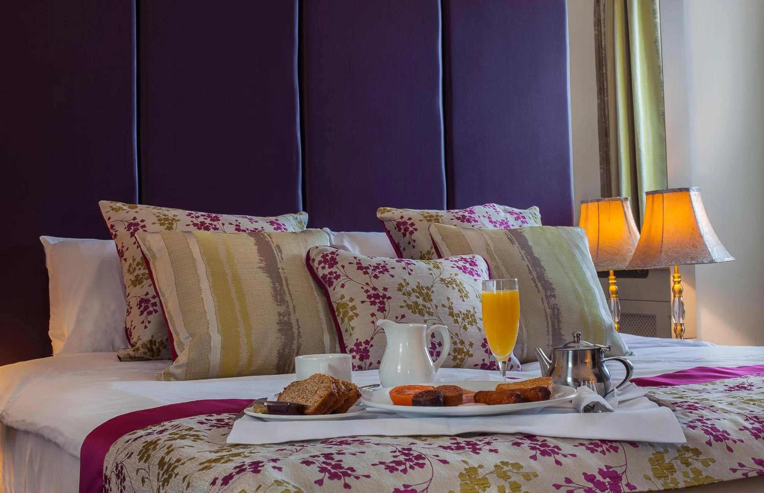 Bedroom, Bed in Breffni Arms Hotel