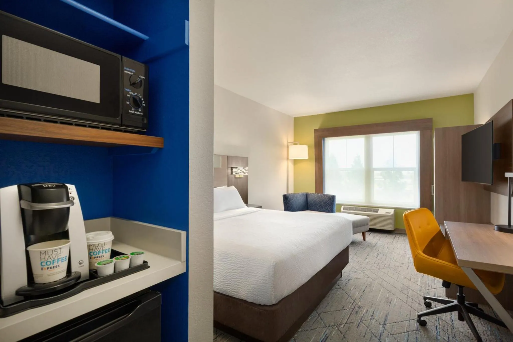Photo of the whole room, Bed in Holiday Inn Express- West Sacramento by IHG