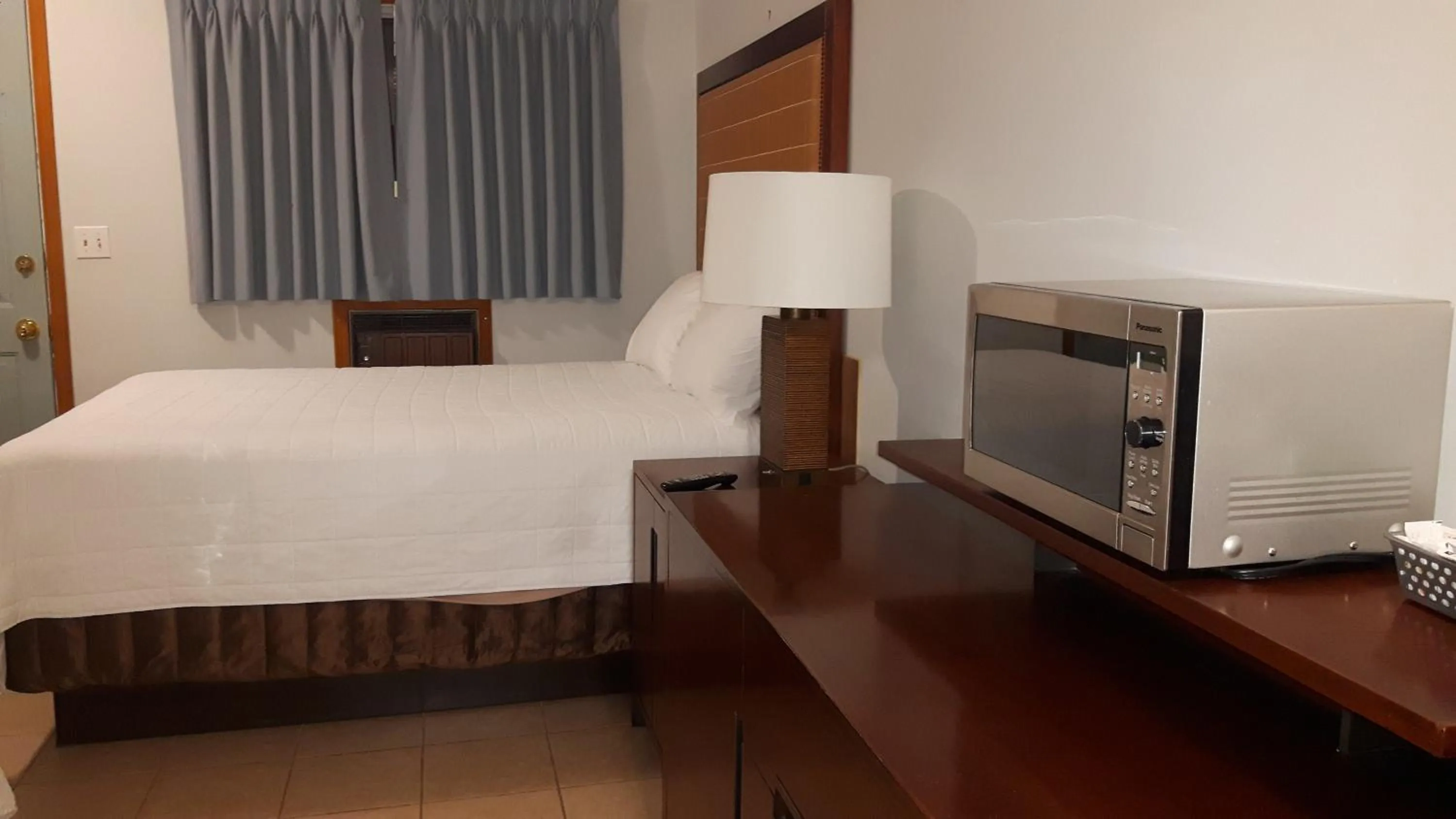 Photo of the whole room, Bed in Edgewater Inn