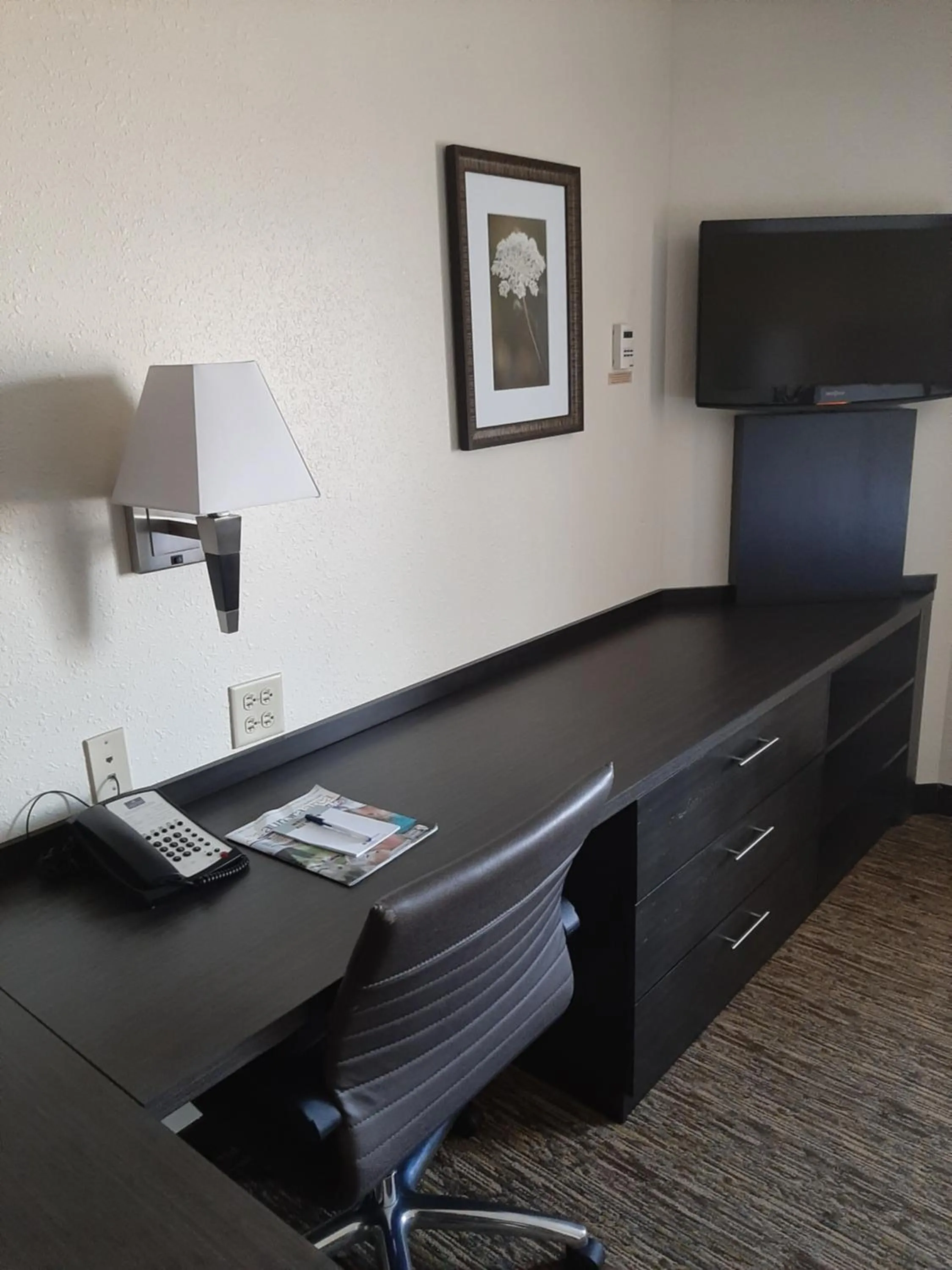 TV and multimedia in Candlewood Suites Aurora-Naperville by IHG