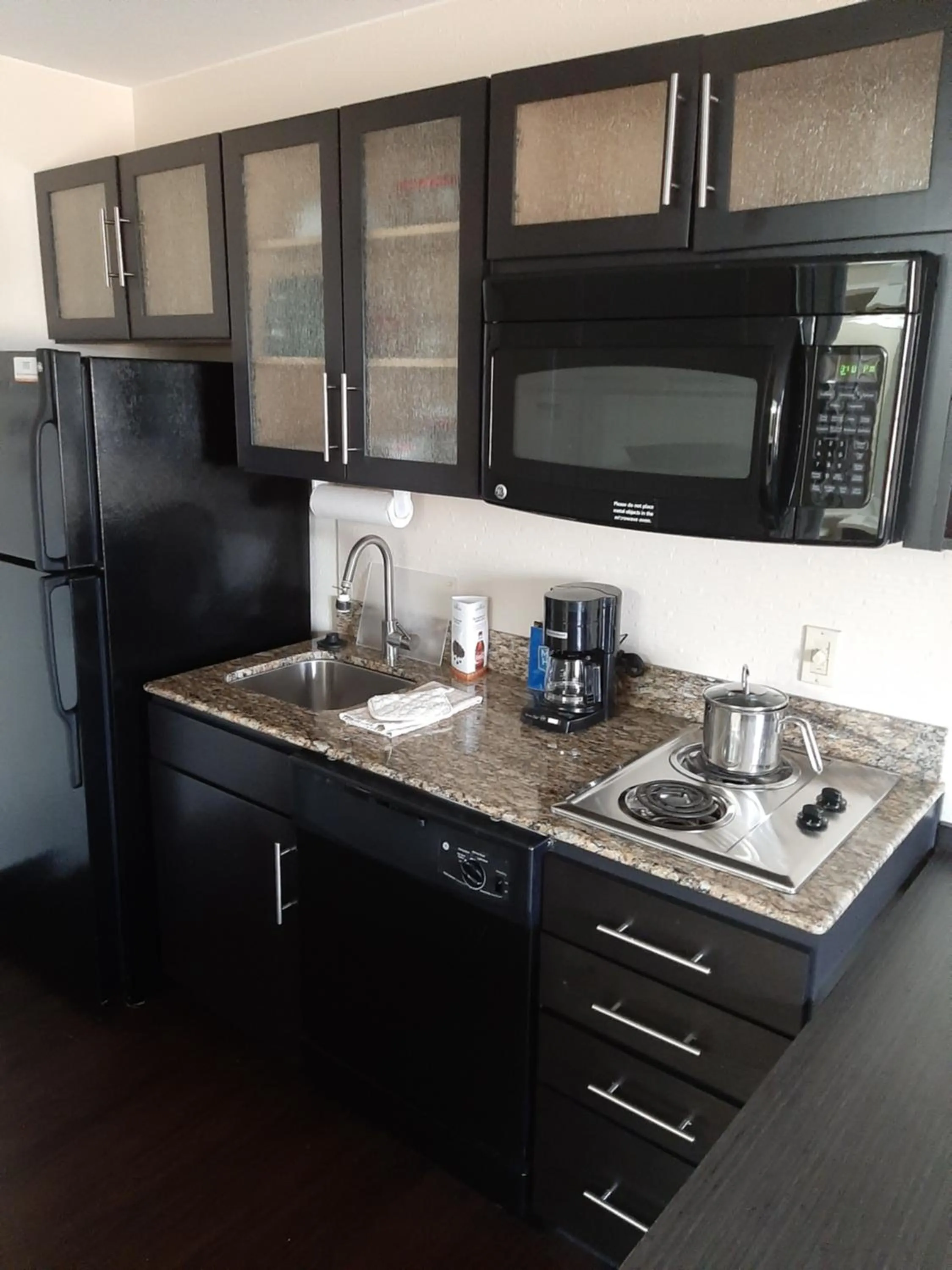 Kitchen or kitchenette in Candlewood Suites Aurora-Naperville by IHG