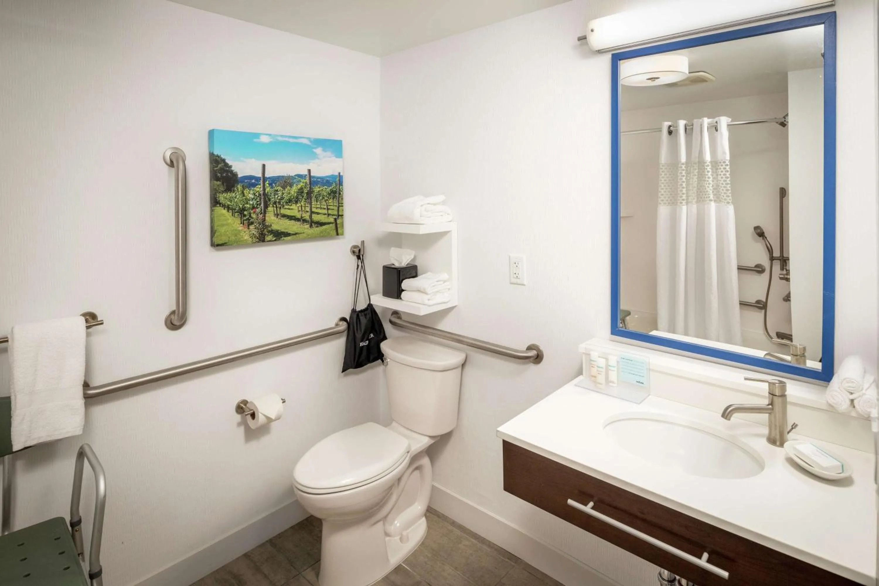 Bathroom in Hampton Inn Long Island/Commack