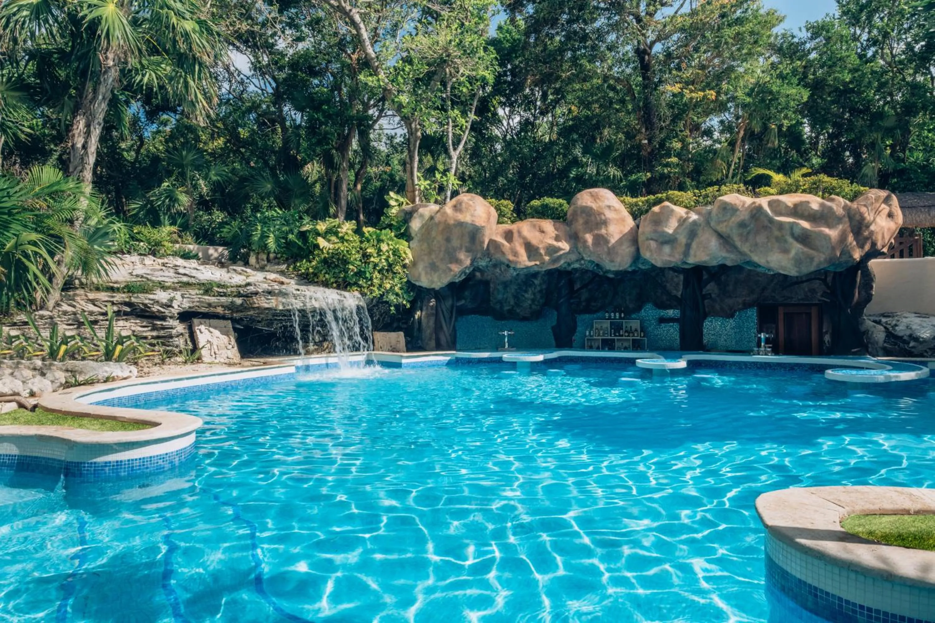 Lounge or bar in Iberostar Waves Tucan - All Inclusive