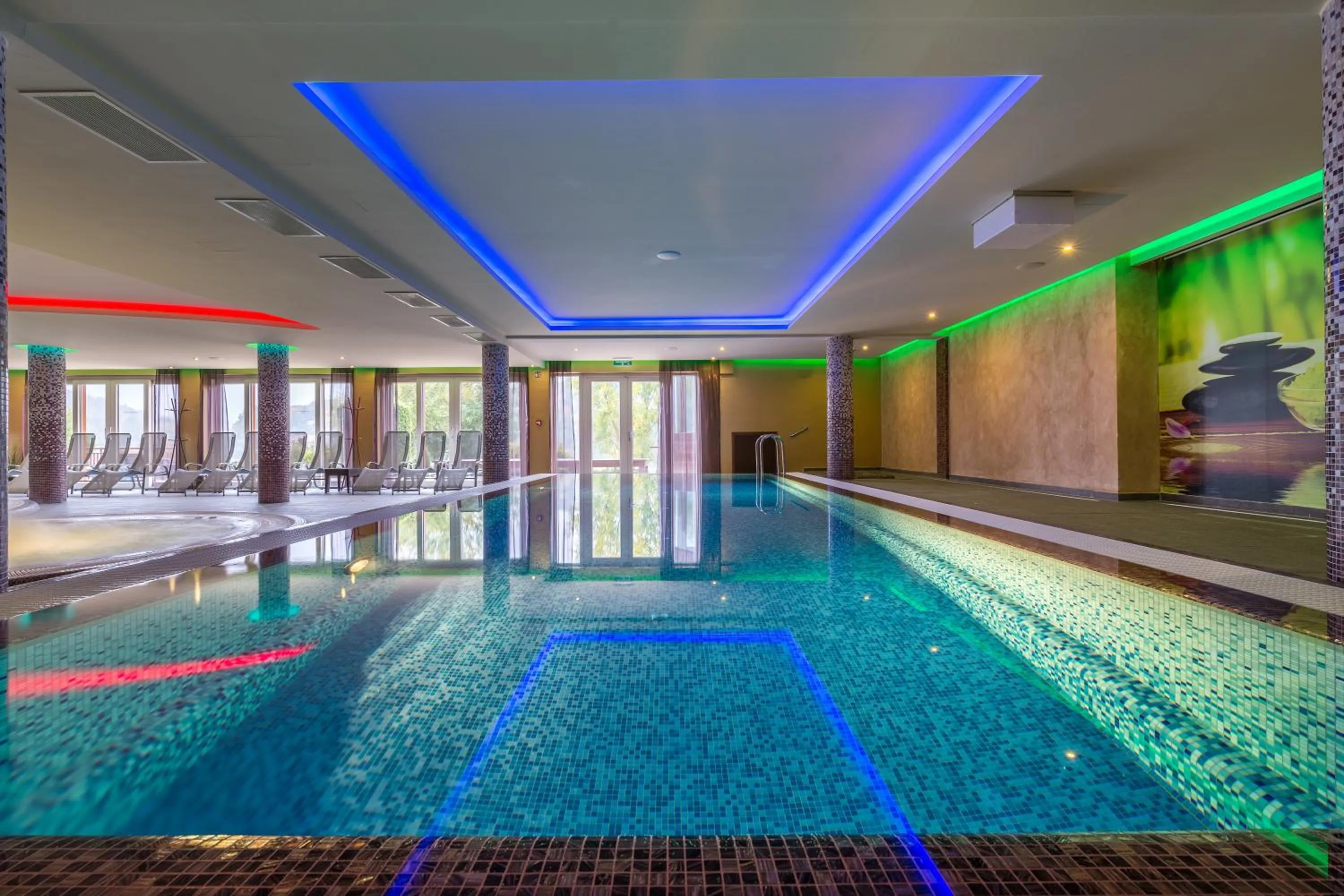 Swimming pool in Tó Wellness Hotel