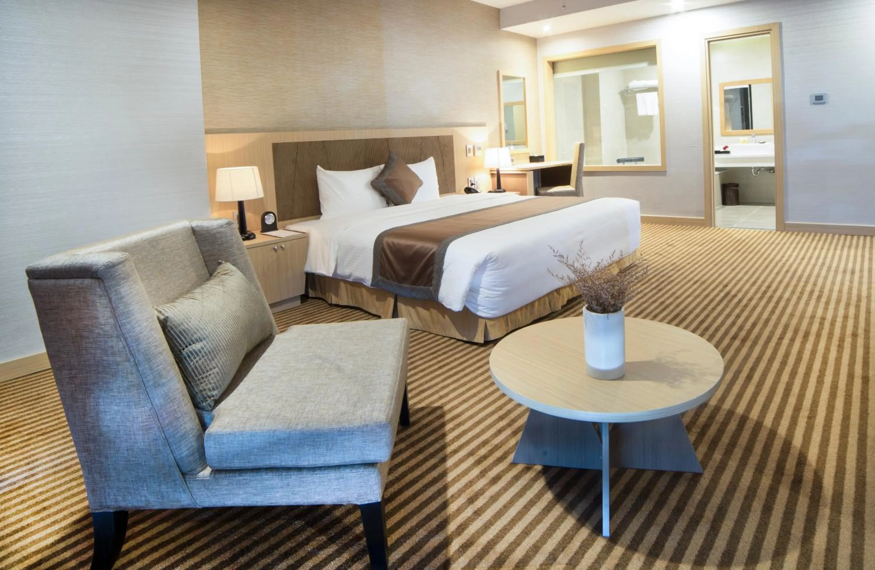 Photo of the whole room, Bed in Muong Thanh Luxury Vientiane Hotel