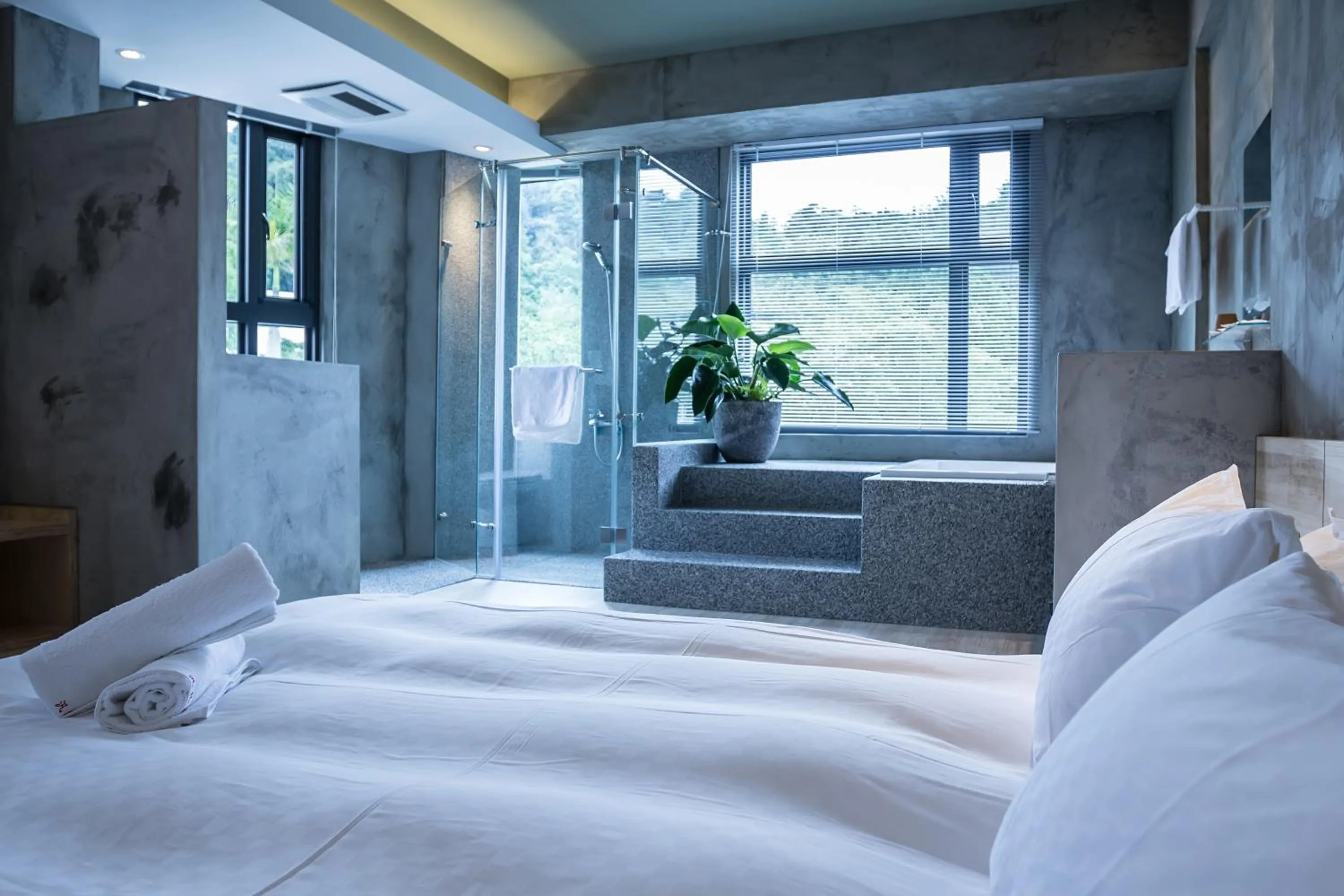 Shower, Bed in Shaoguang 188 日月潭勺光188