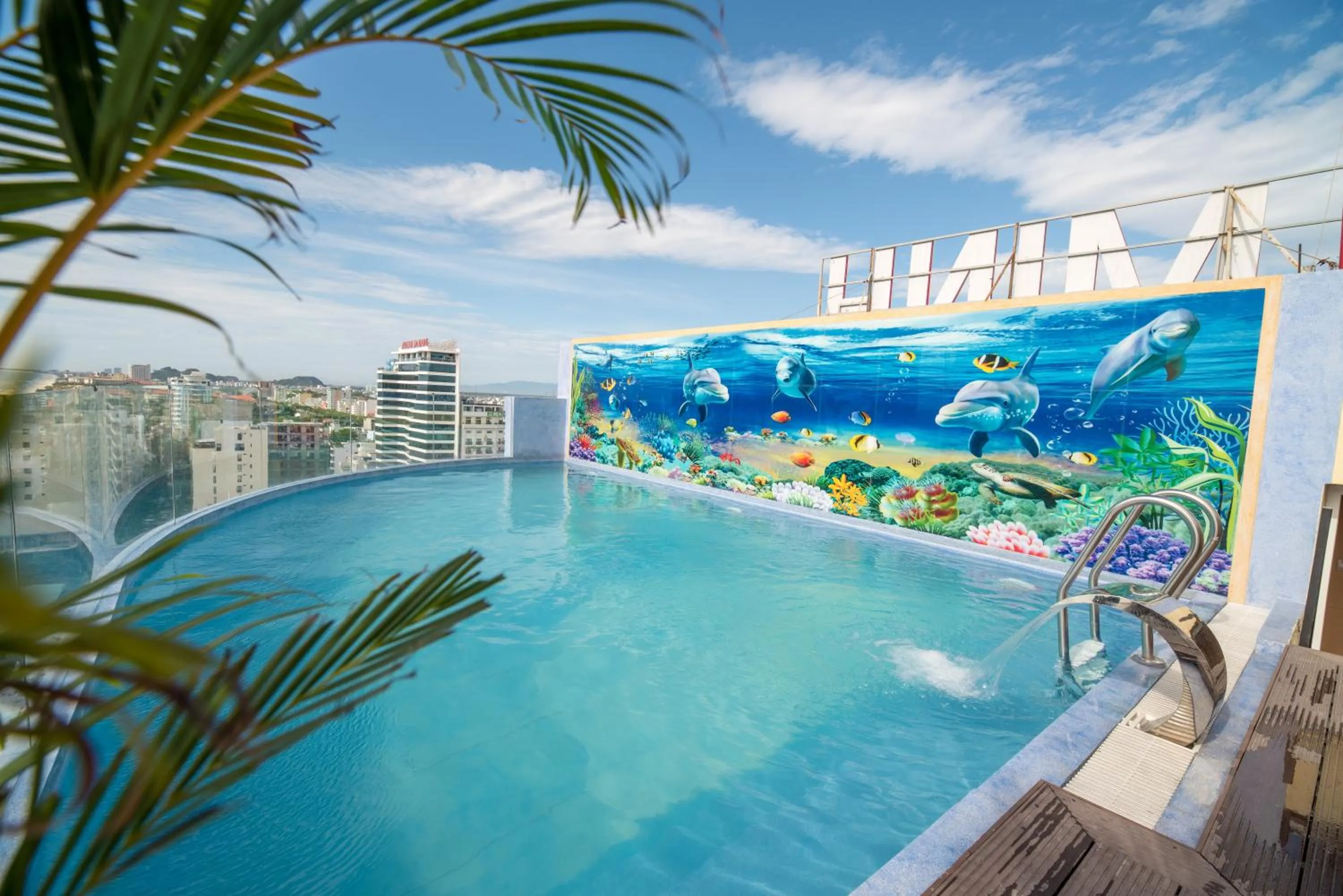 Swimming pool in Nhat Minh Hotel and Apartment