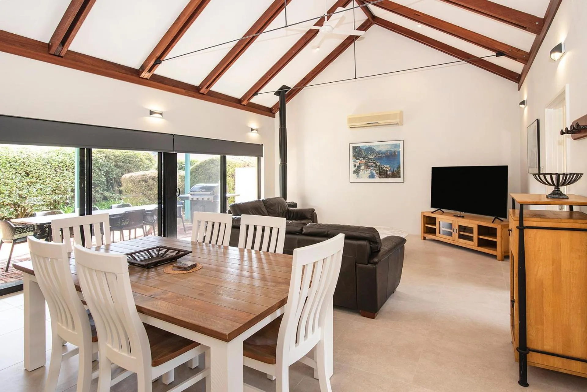 Communal lounge/ TV room in Dunsborough Beach Cottages