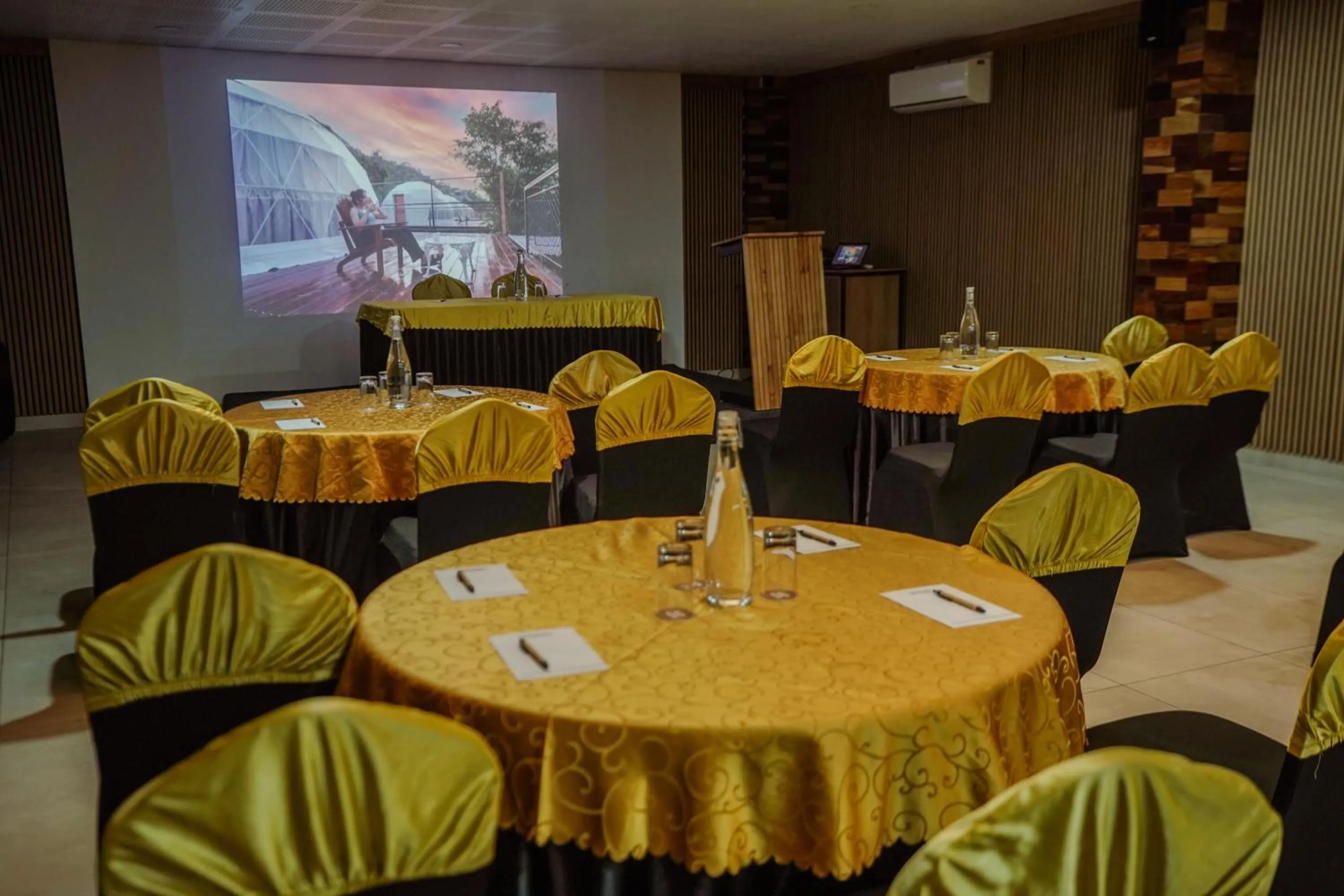 Business facilities in Mount Xanadu Resorts