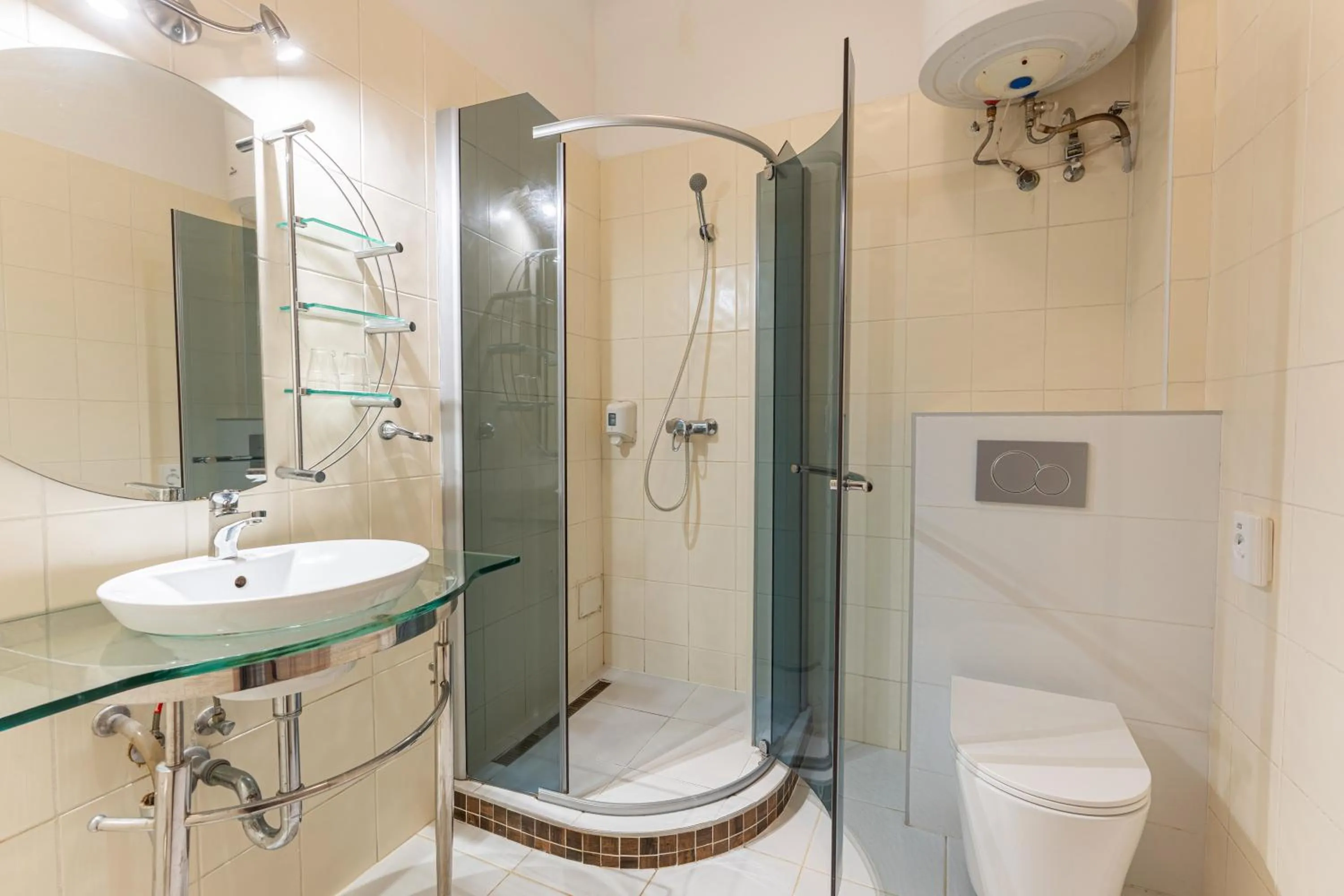Shower in OÁZIS Hotel***