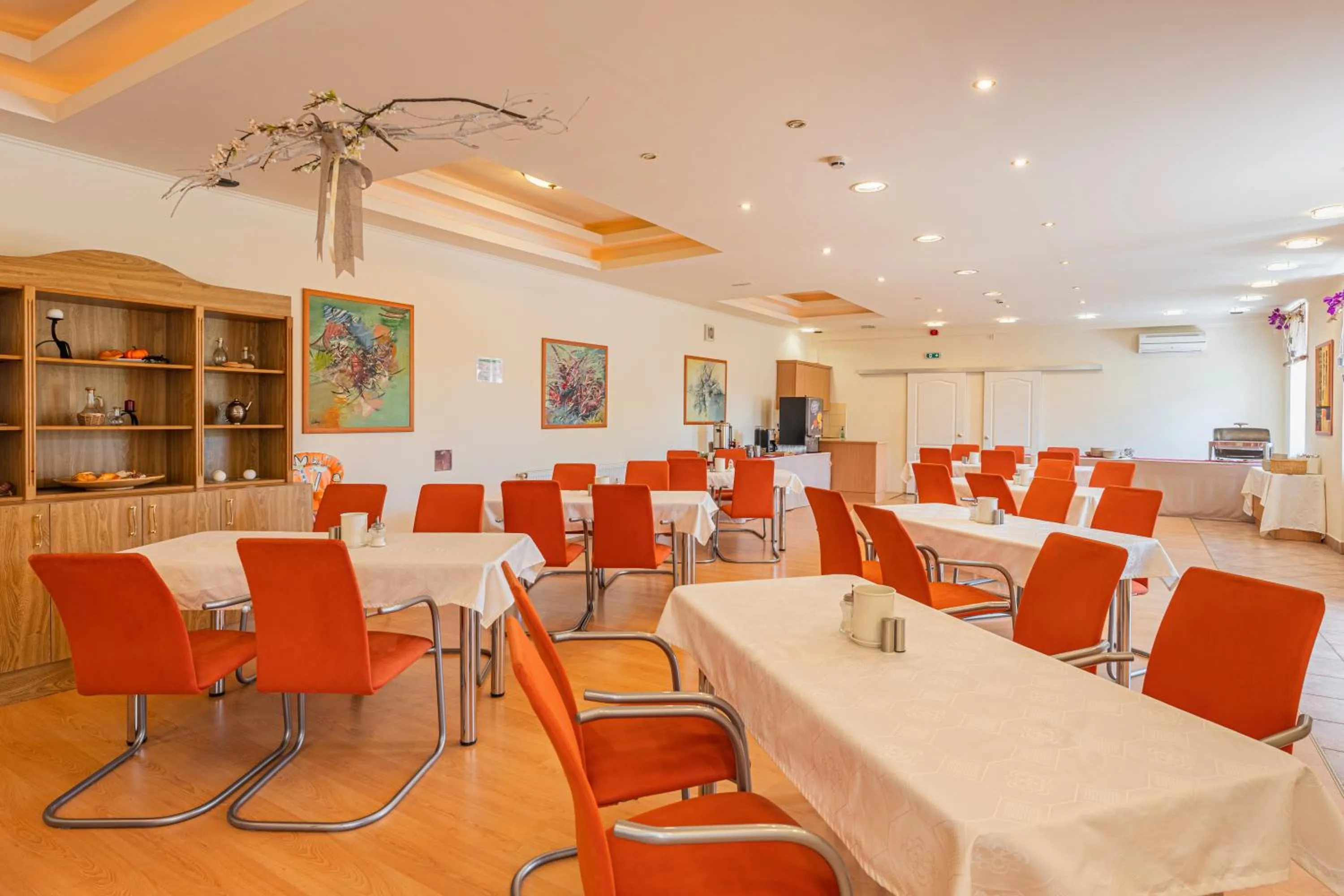 Restaurant/places to eat in OÁZIS Hotel***