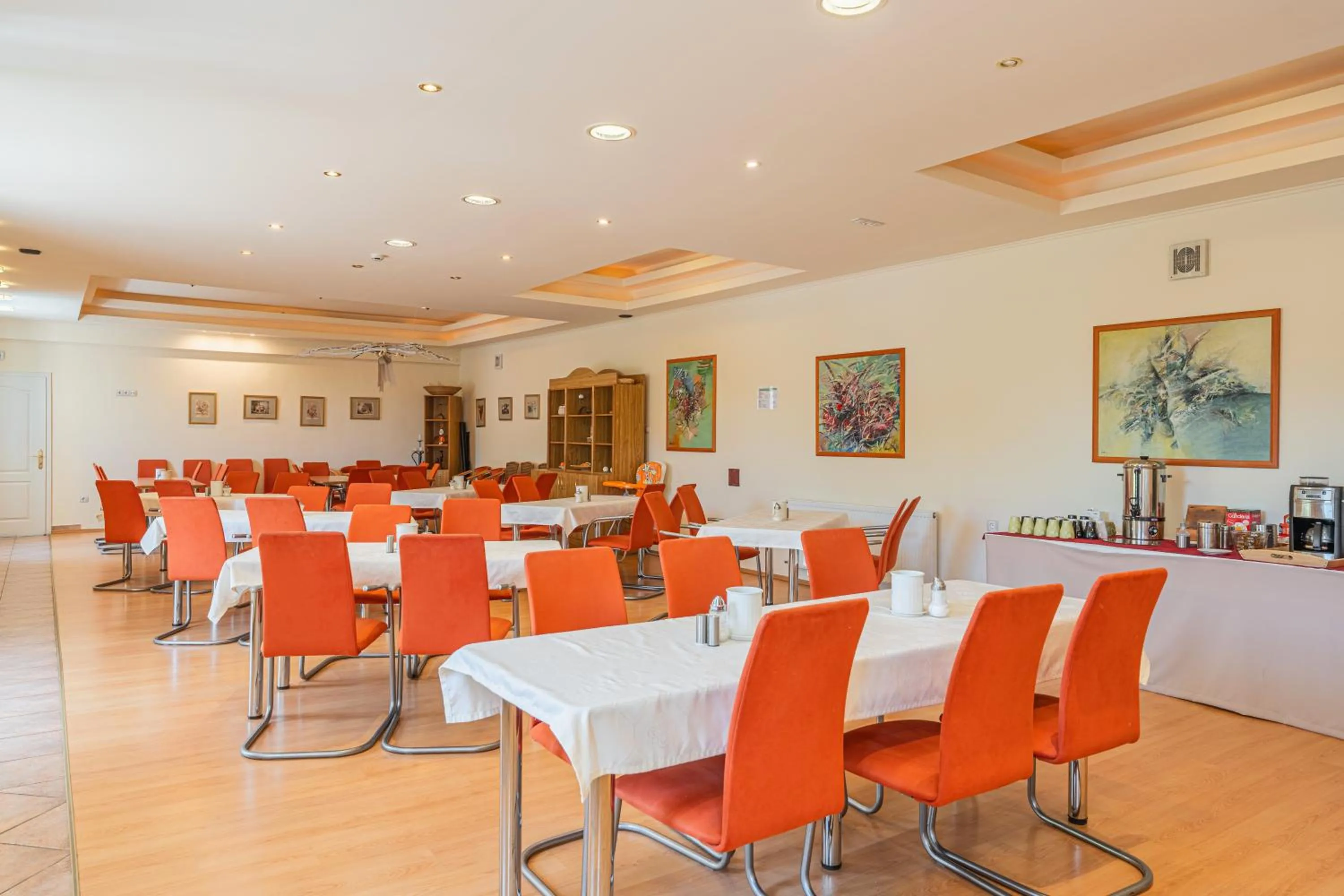 Restaurant/places to eat in OÁZIS Hotel***