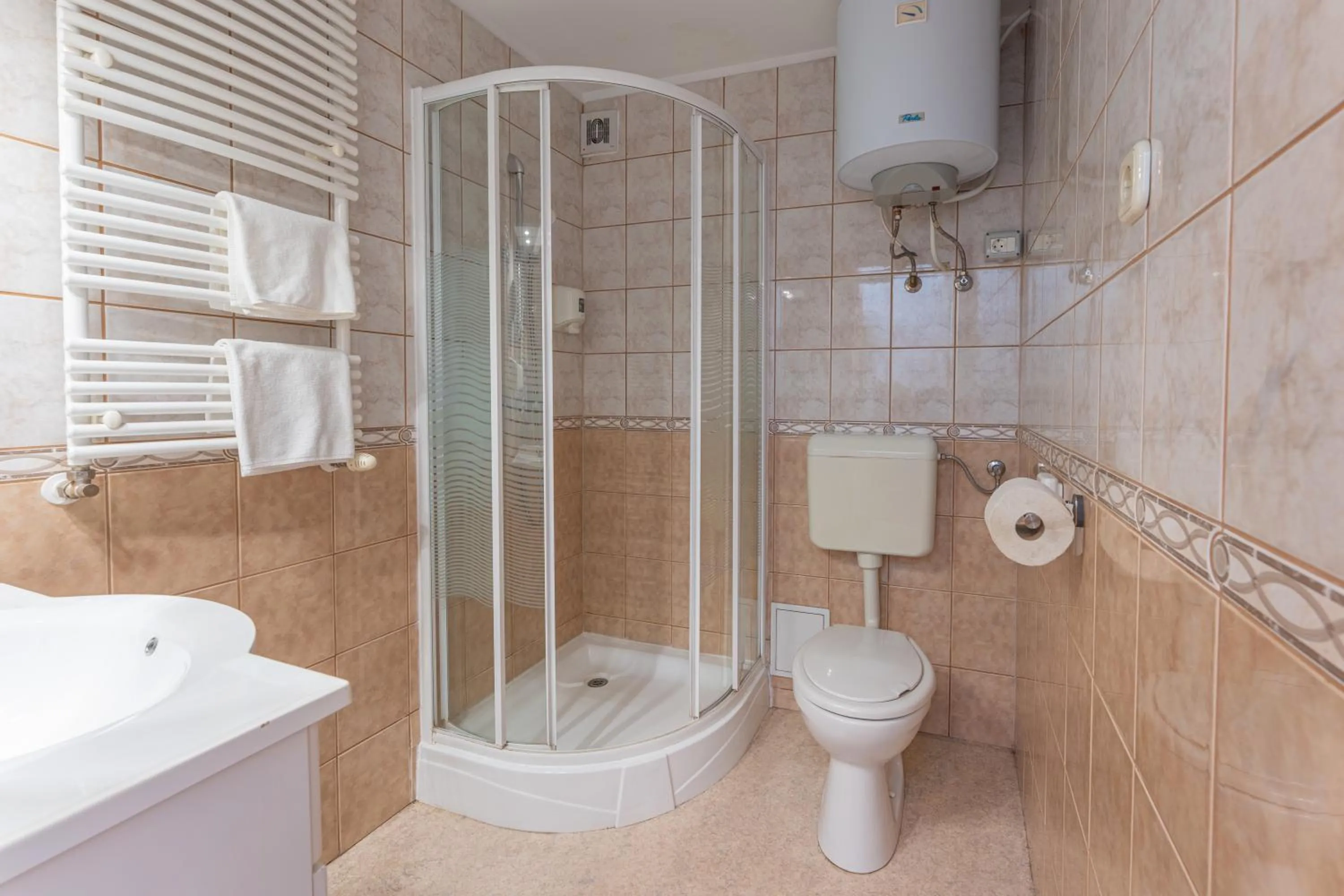 Shower in OÁZIS Hotel***