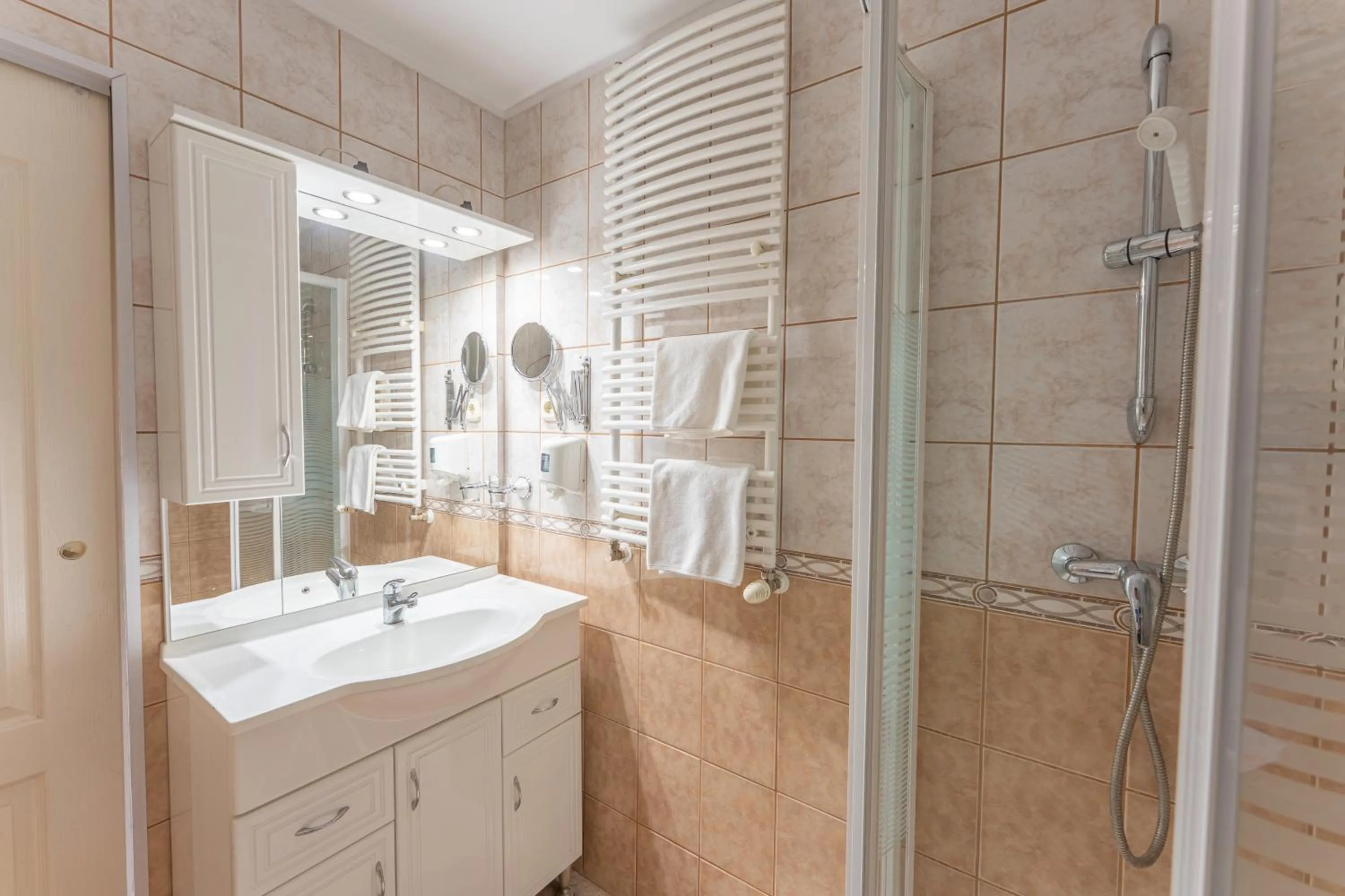 Shower in OÁZIS Hotel***