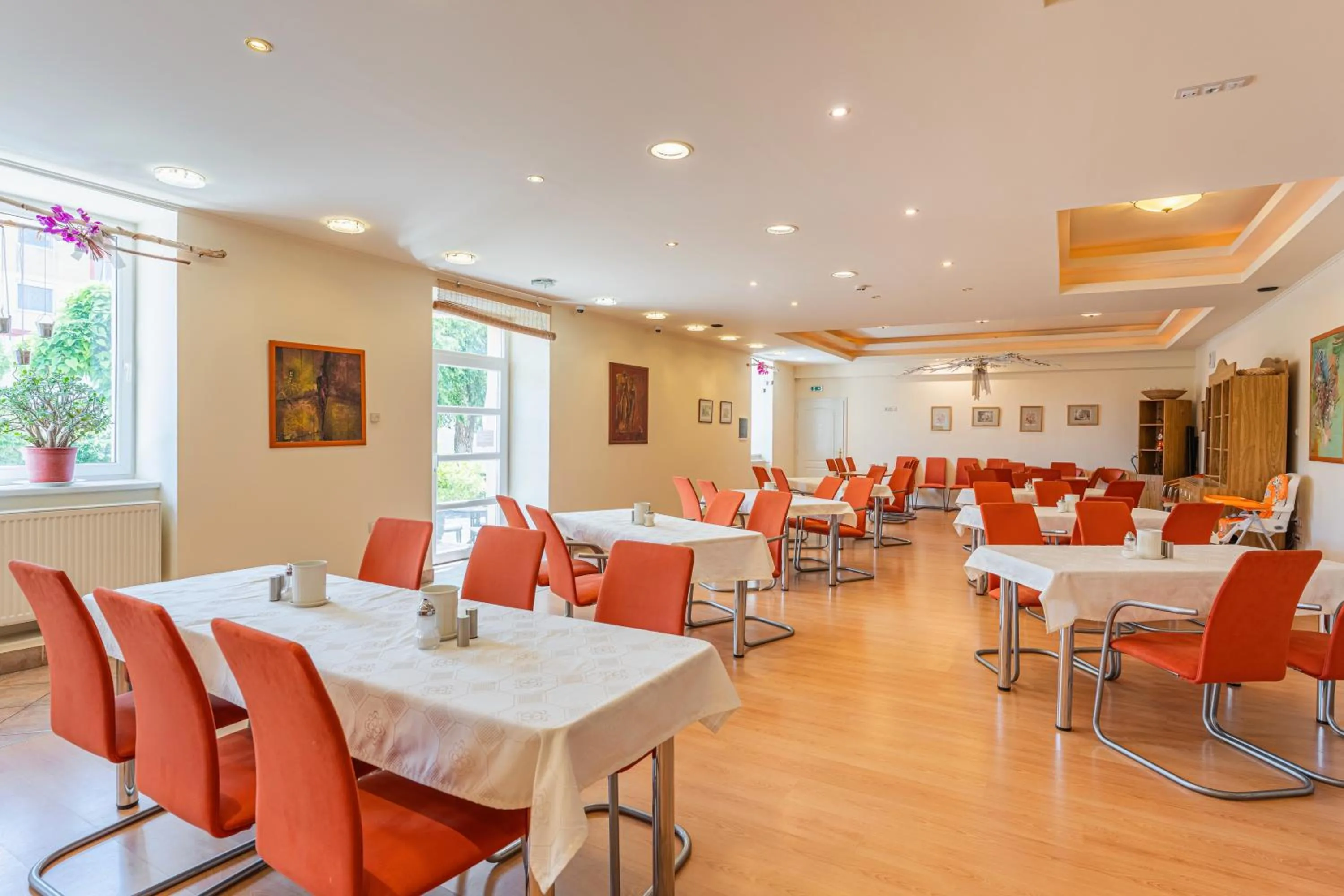 Restaurant/places to eat in OÁZIS Hotel***