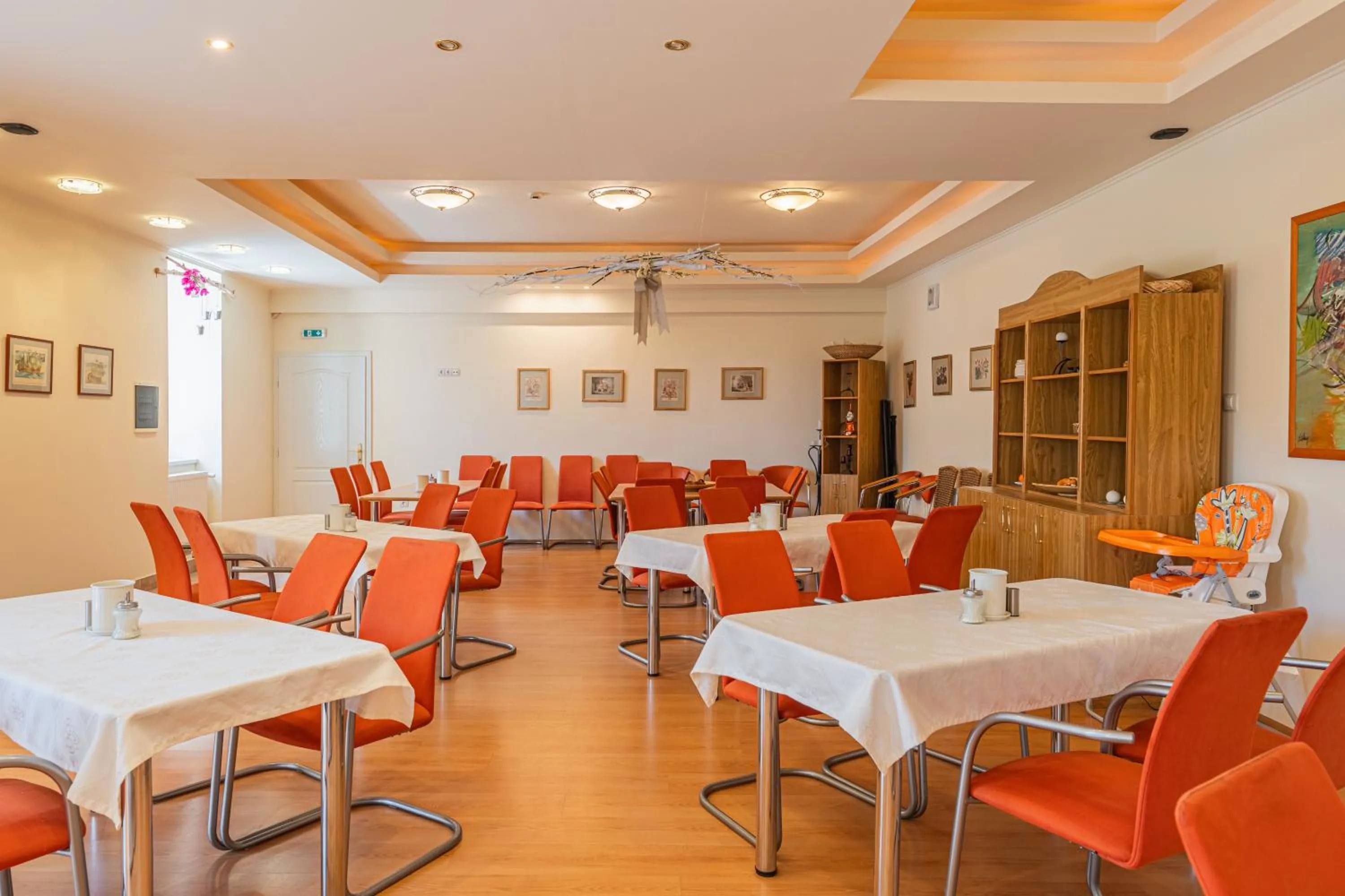Restaurant/places to eat in OÁZIS Hotel***