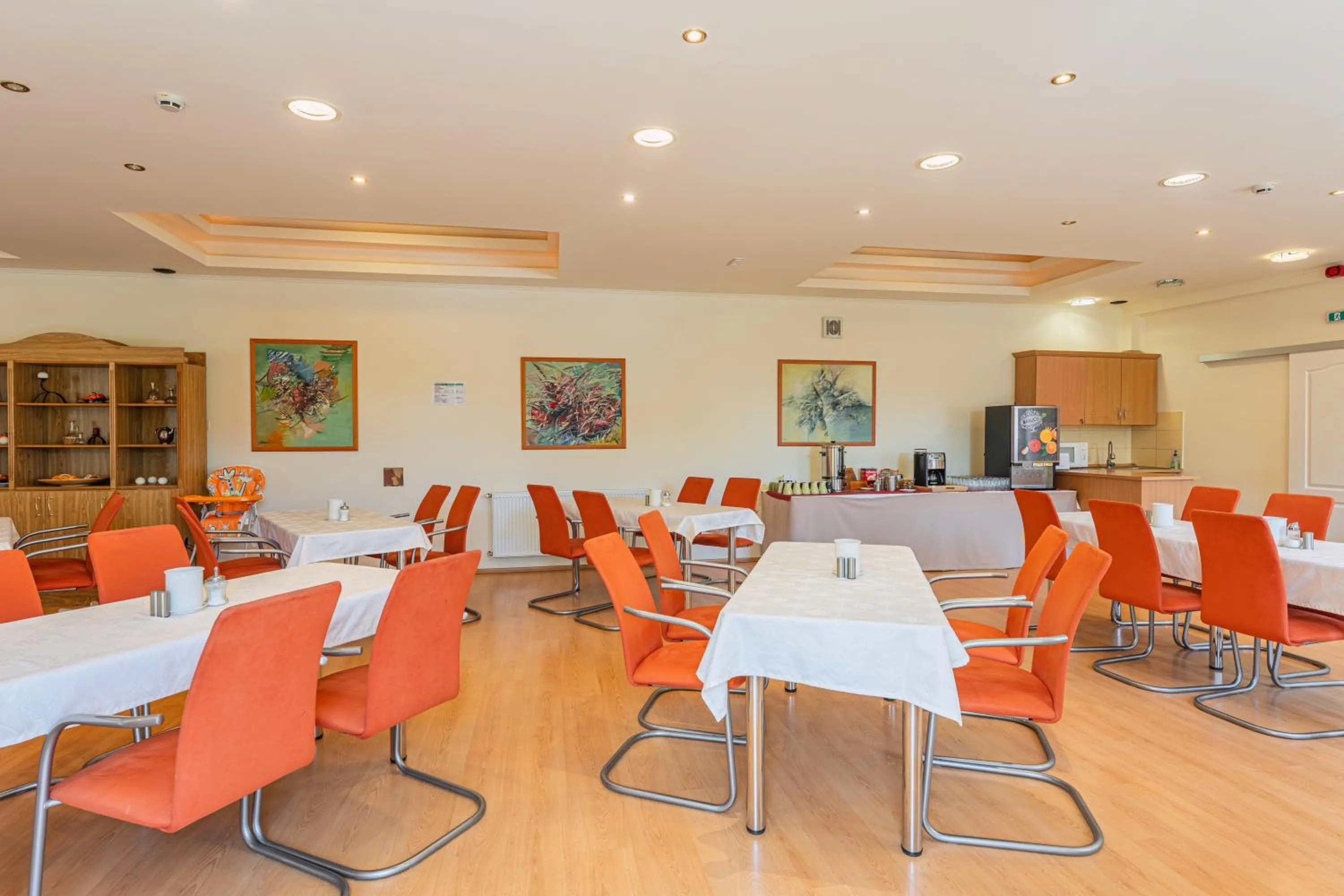 Restaurant/places to eat in OÁZIS Hotel***