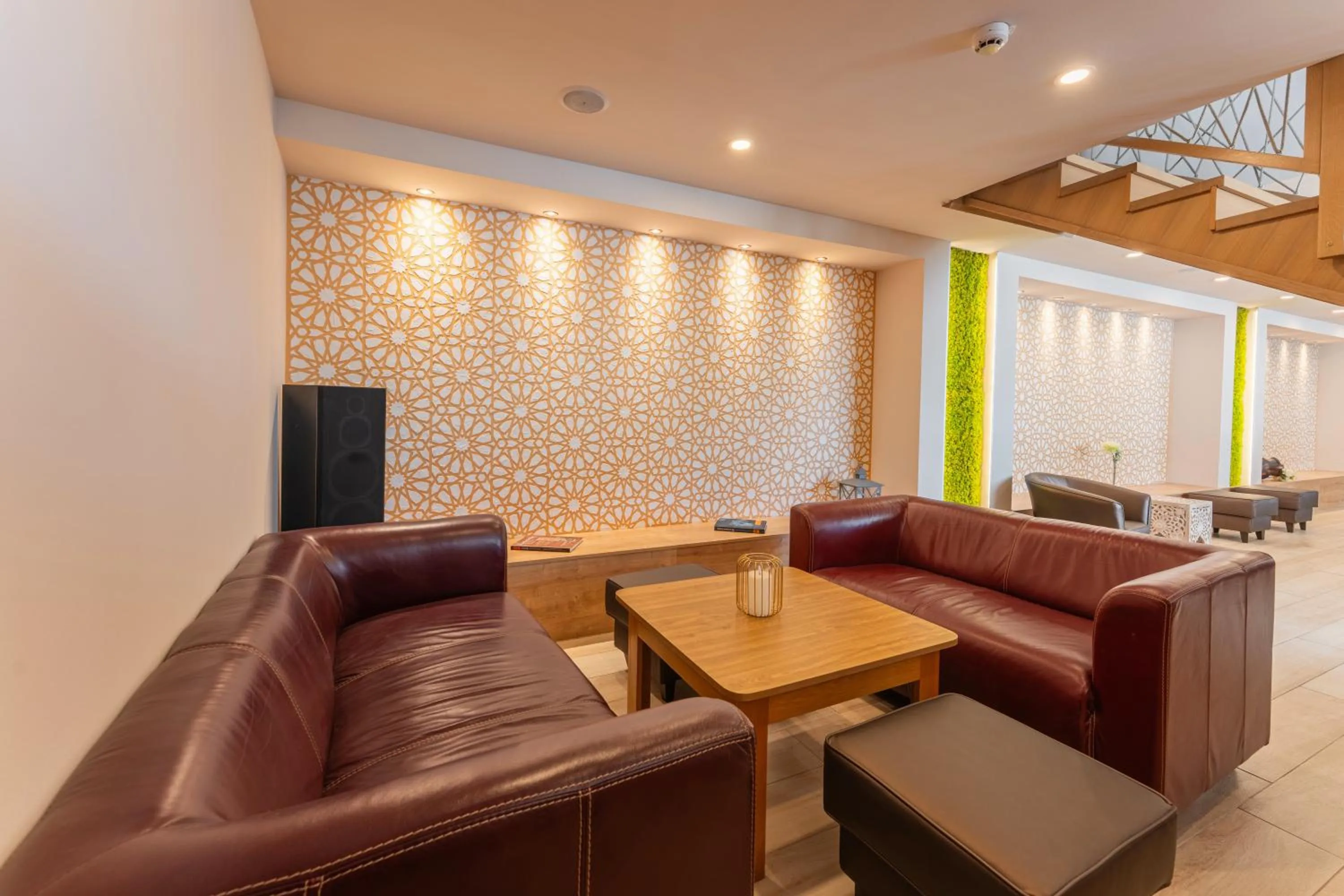 Communal lounge/ TV room in OÁZIS Hotel***