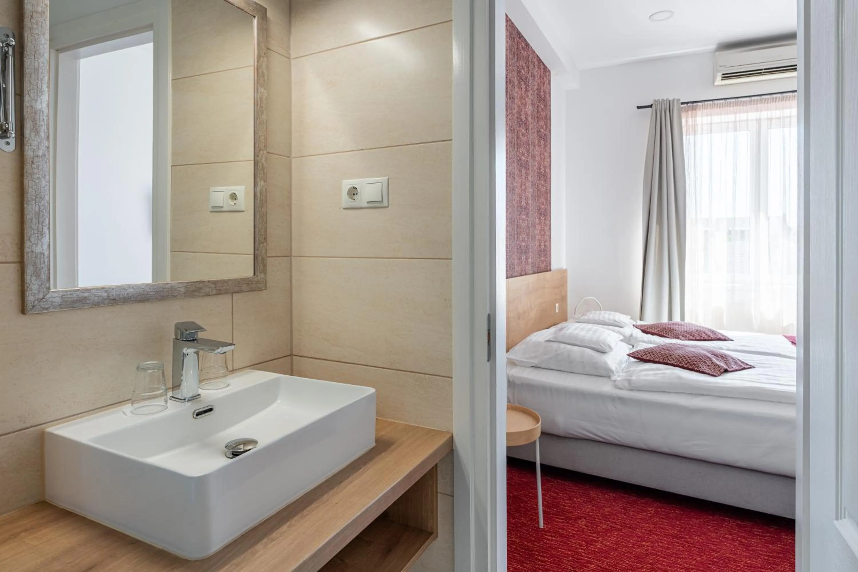 Bathroom, Bed in OÁZIS Hotel***