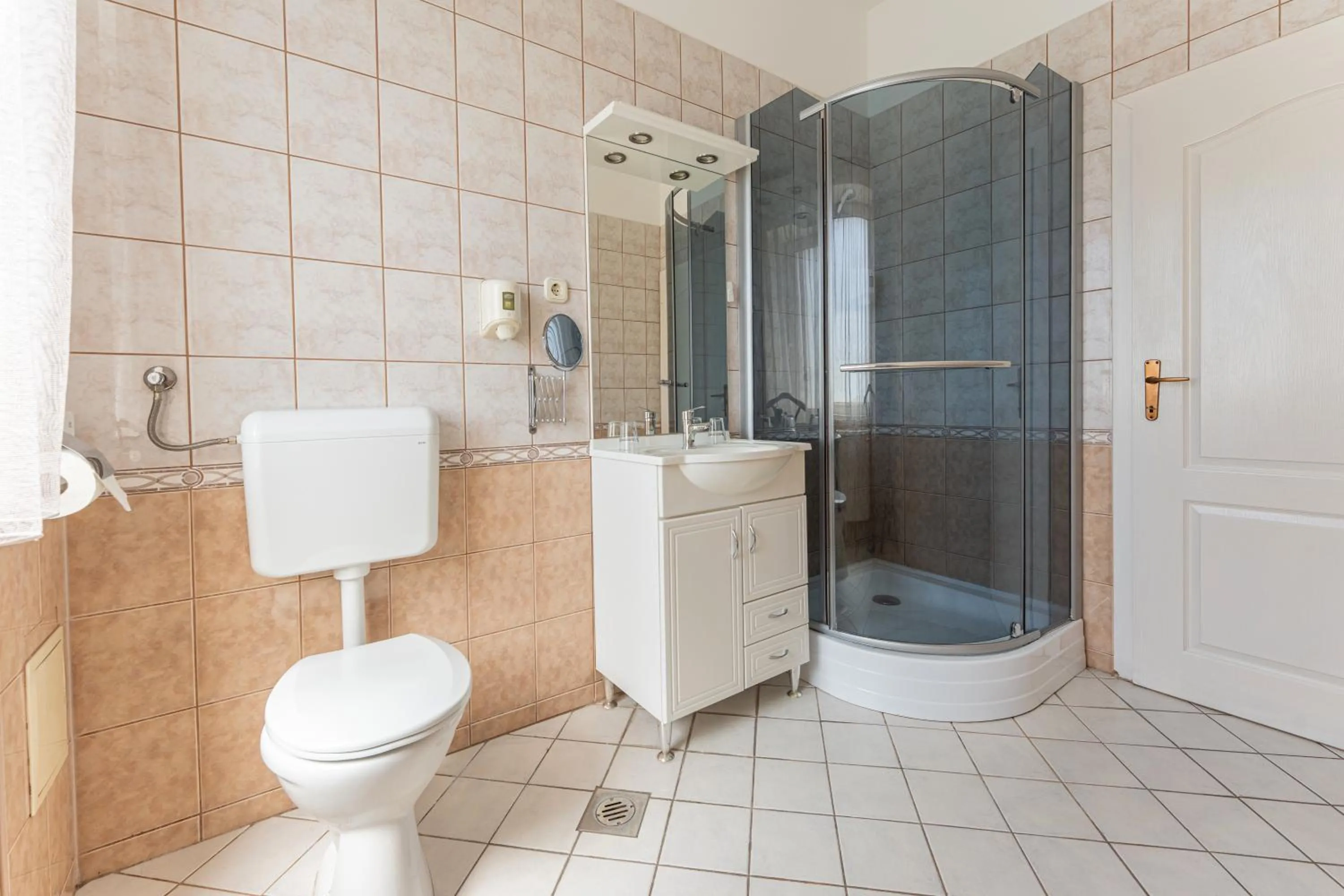 Shower in OÁZIS Hotel***