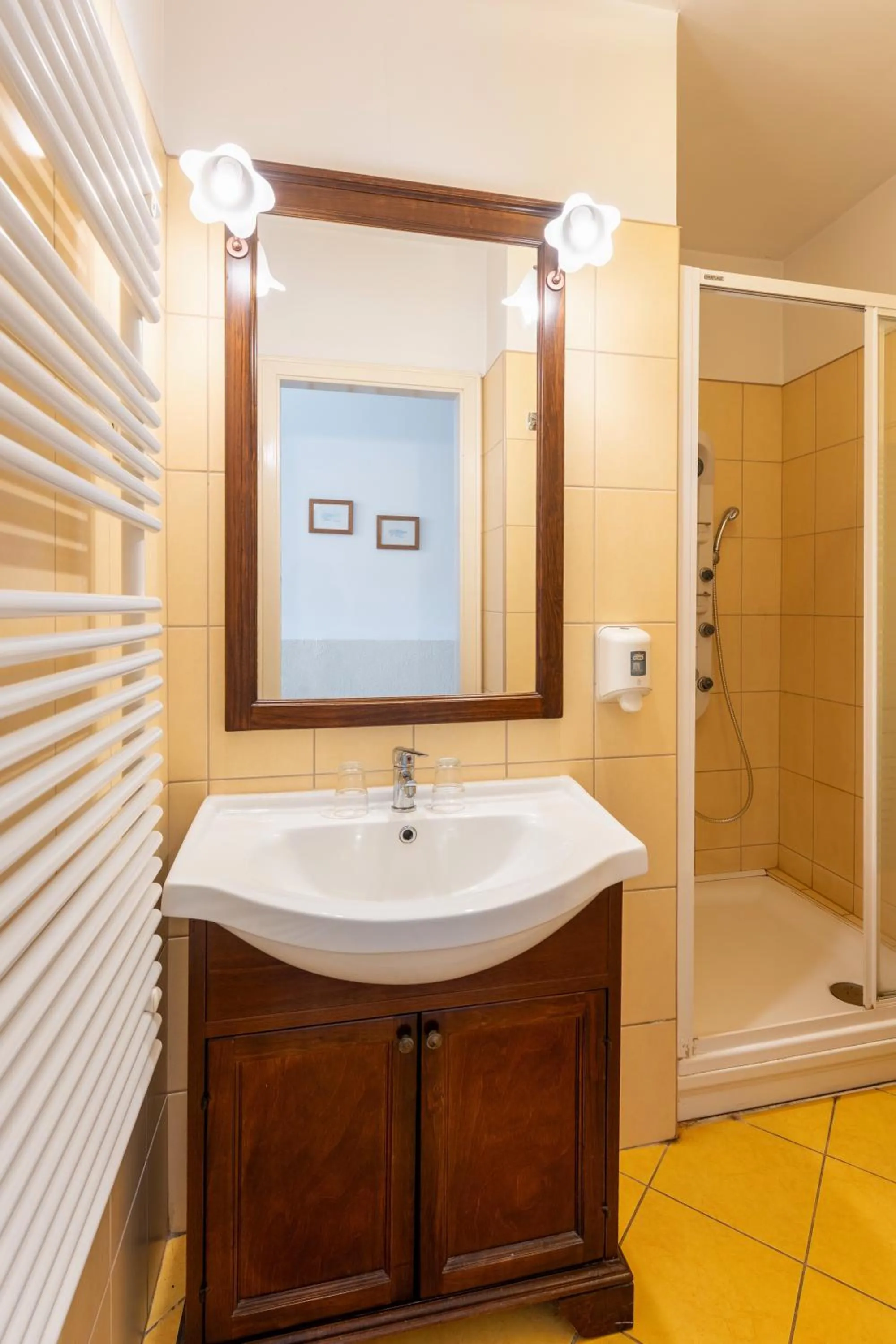 Shower in OÁZIS Hotel***