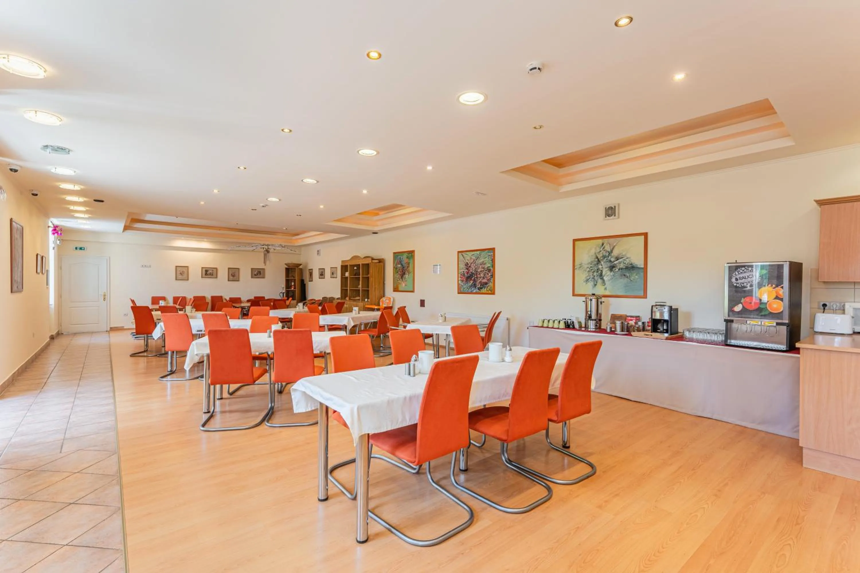 Restaurant/places to eat in OÁZIS Hotel***