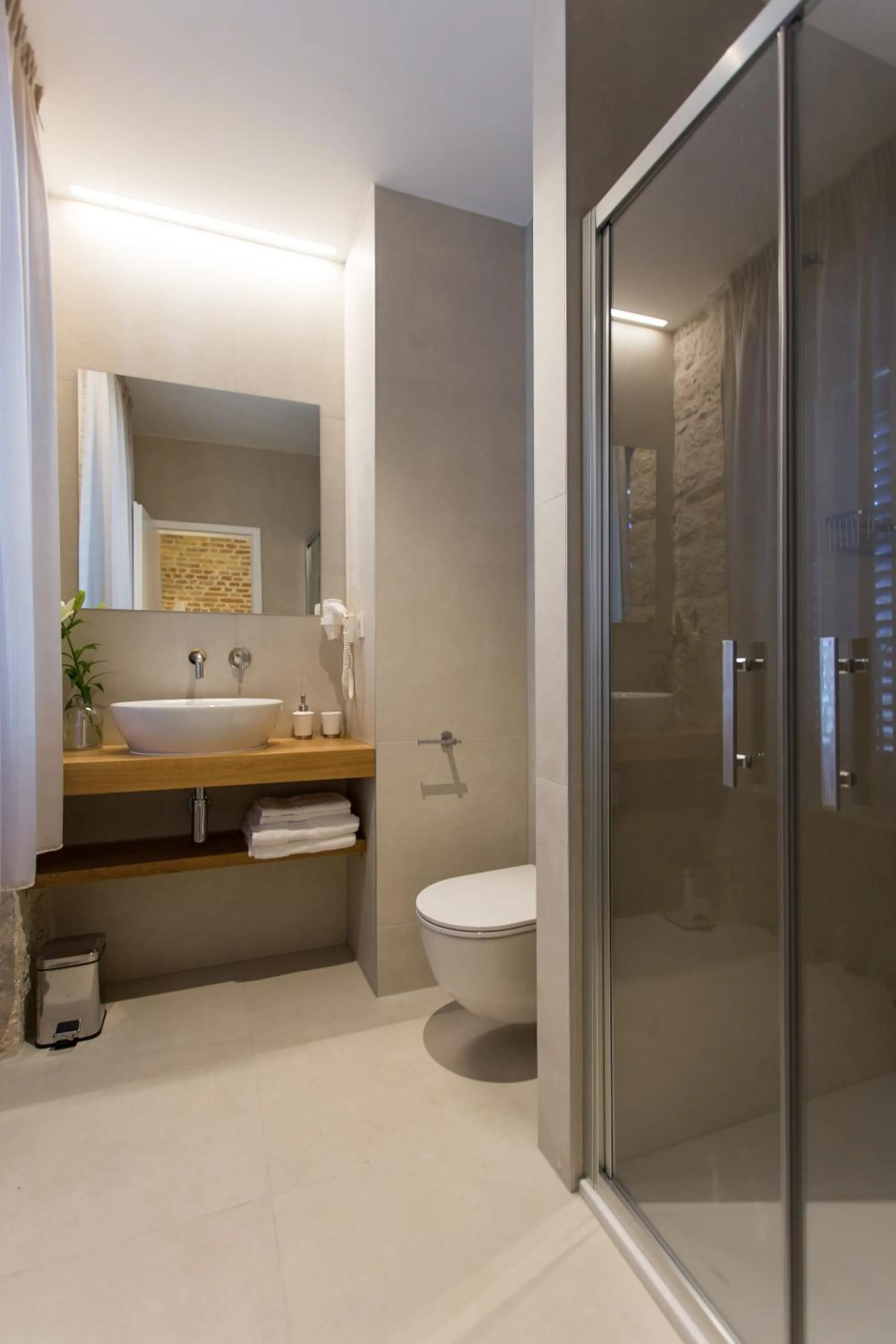 Shower in Bifora Heritage Hotel