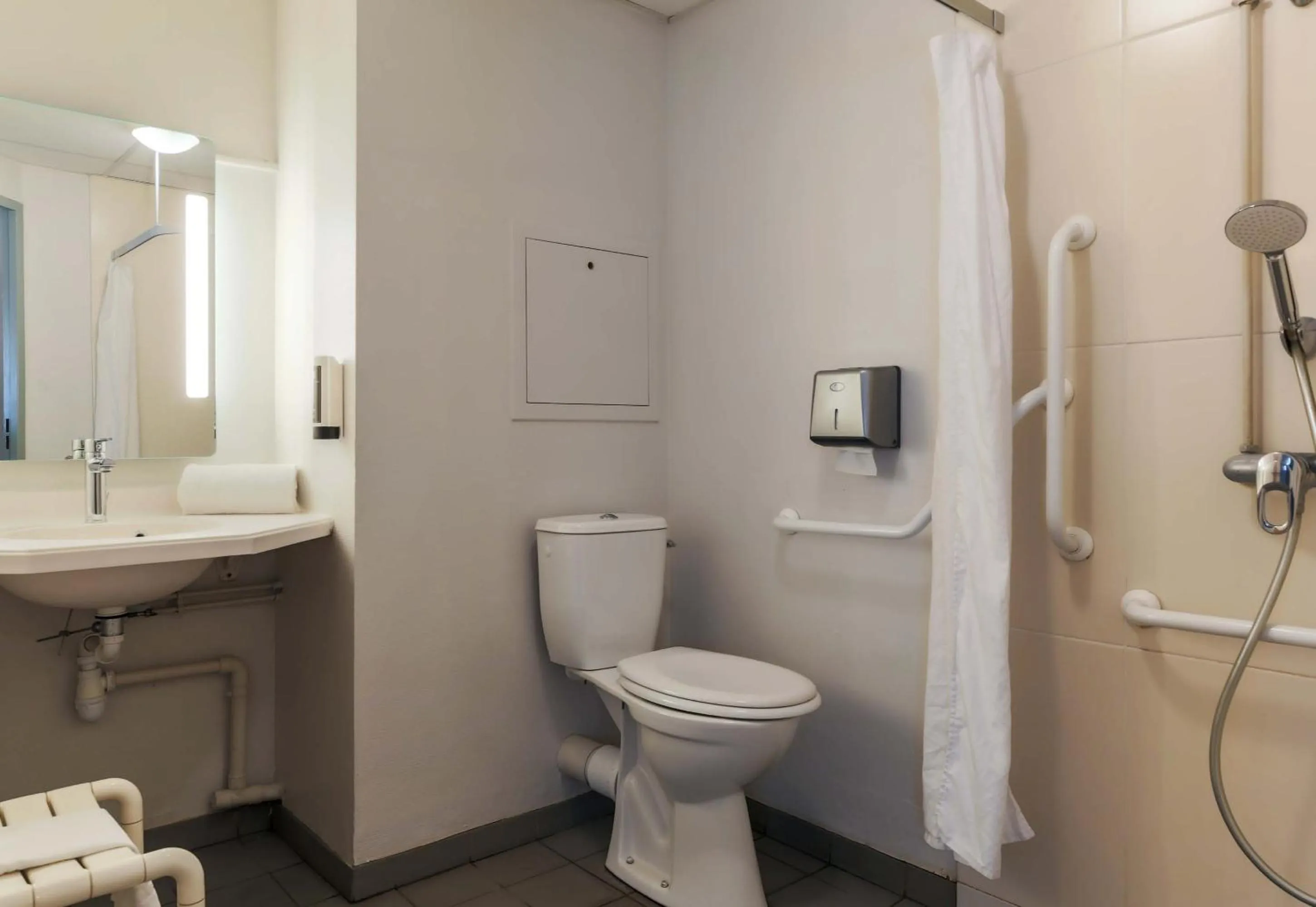 Bathroom in B&B HOTEL Freyming-Merlebach