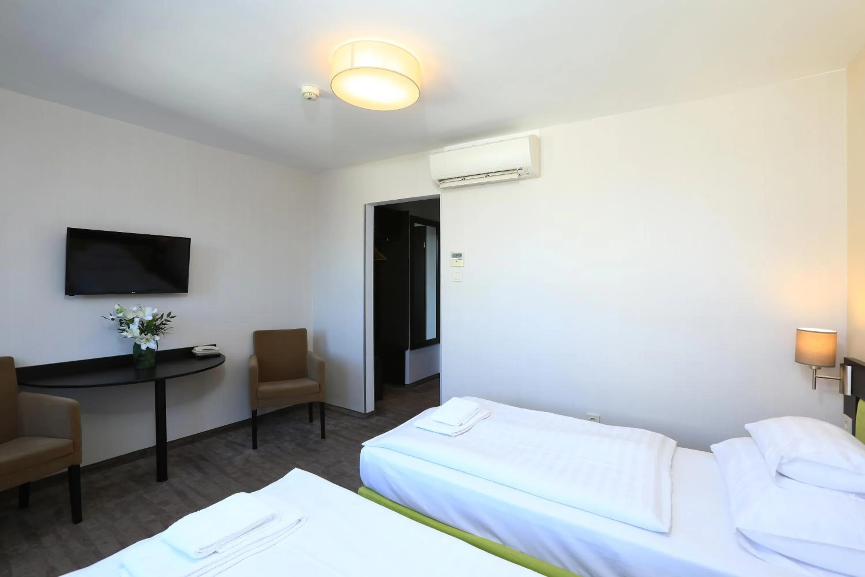 Bedroom, Bed in Medos Hotel