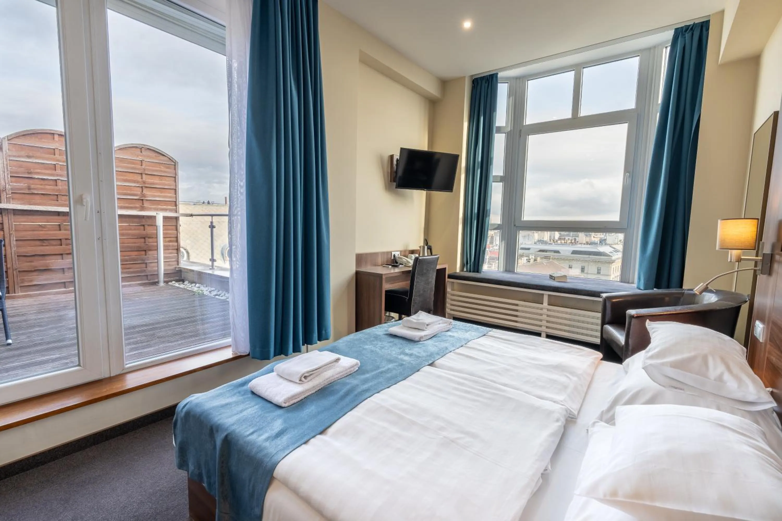 Bedroom, Bed in Medos Hotel