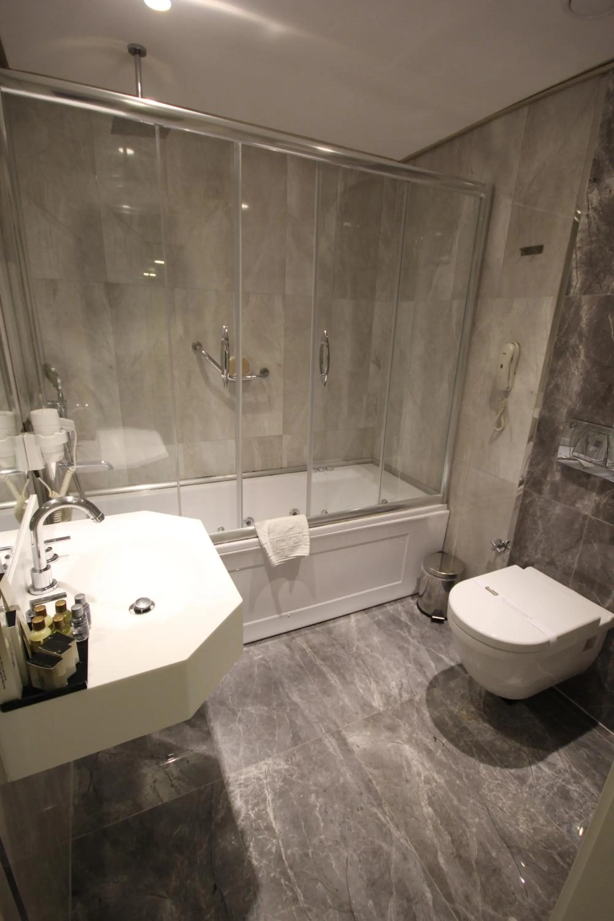 Hot Tub in Seven Deep Hotel