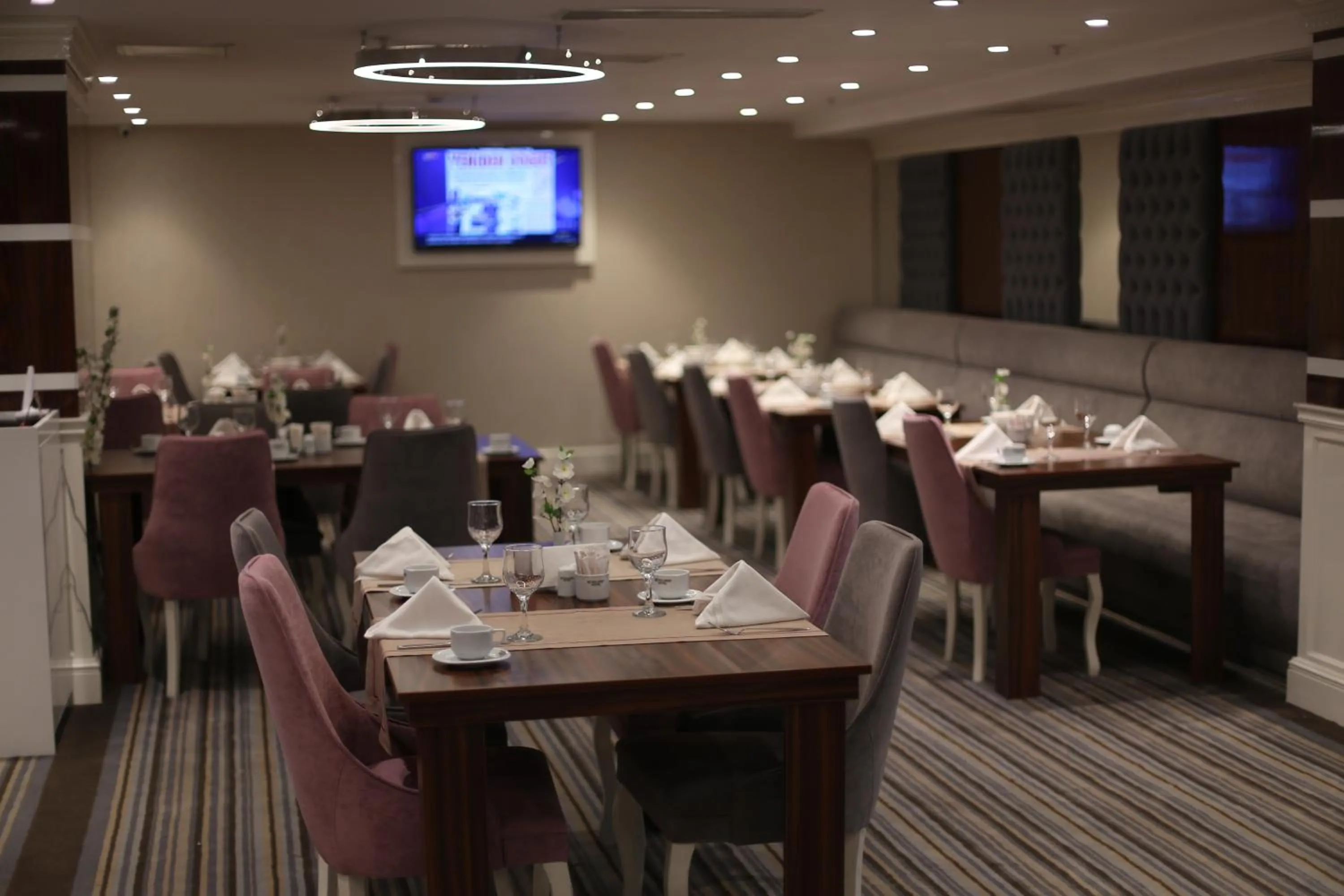 Restaurant/places to eat in Seven Deep Hotel