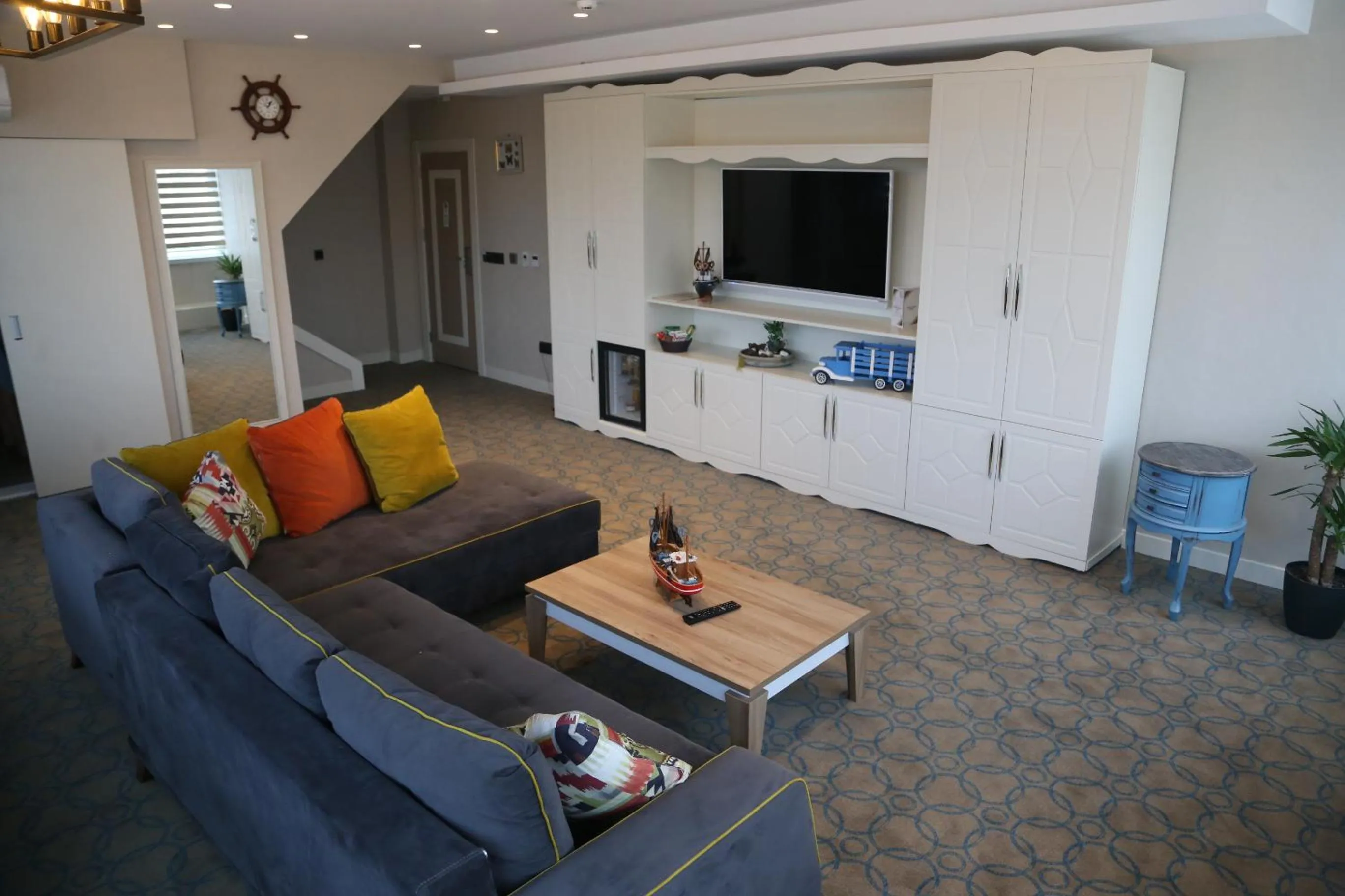 TV and multimedia in Seven Deep Hotel