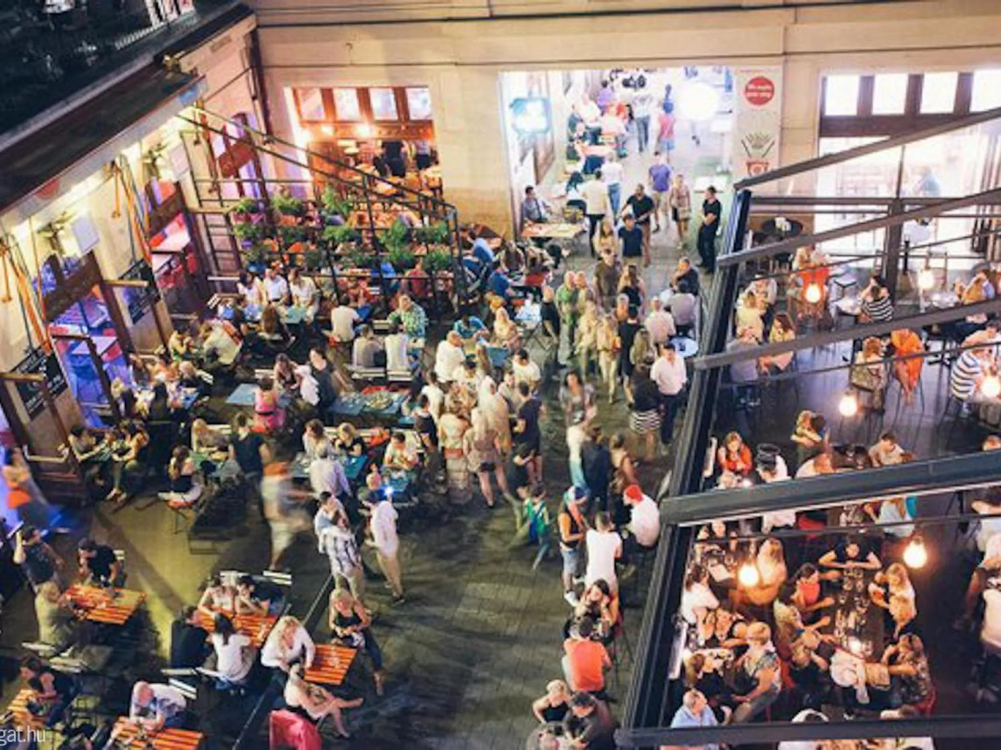 Restaurant/places to eat in Mango Apartments