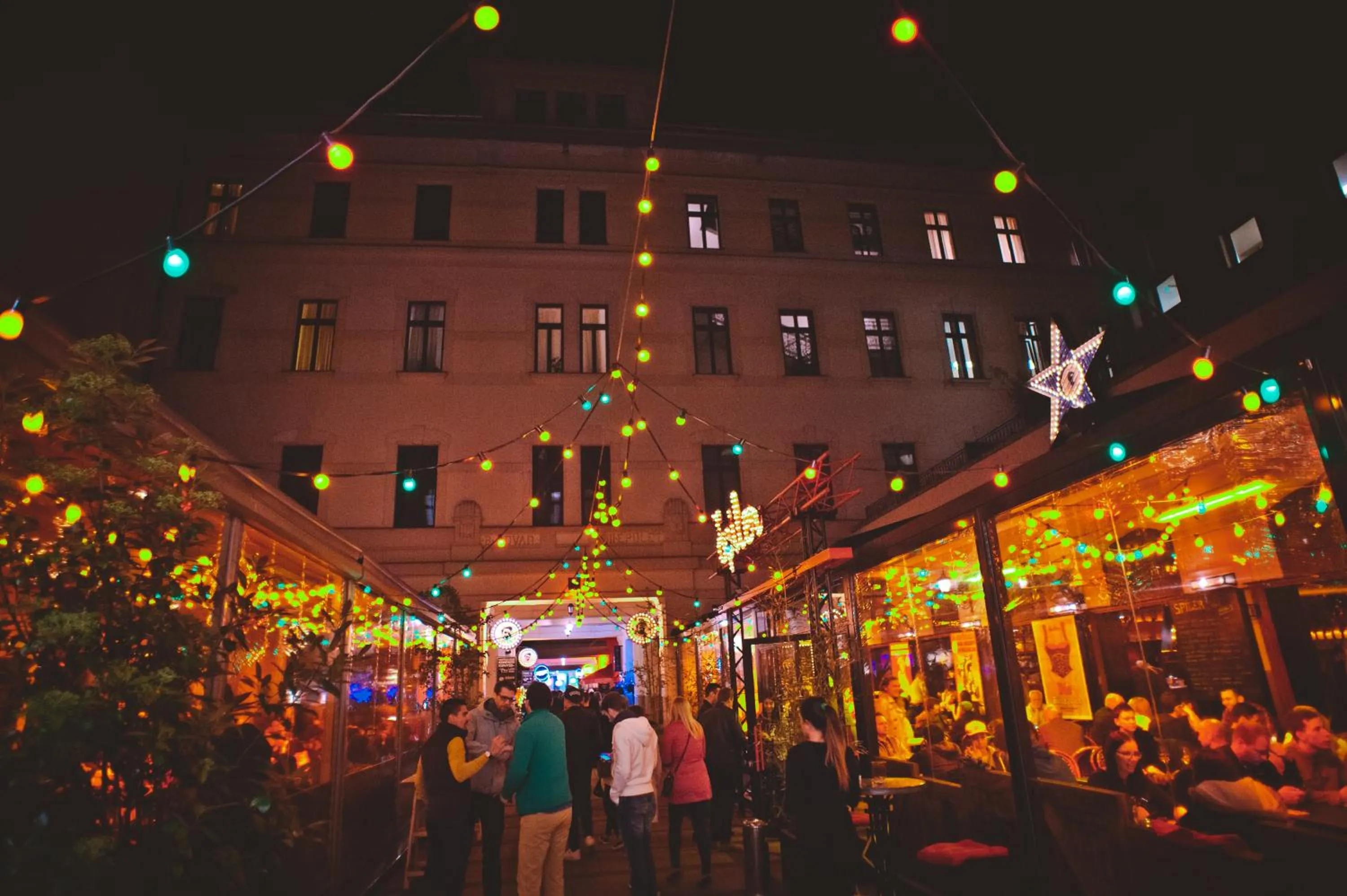 Restaurant/places to eat in Mango Apartments