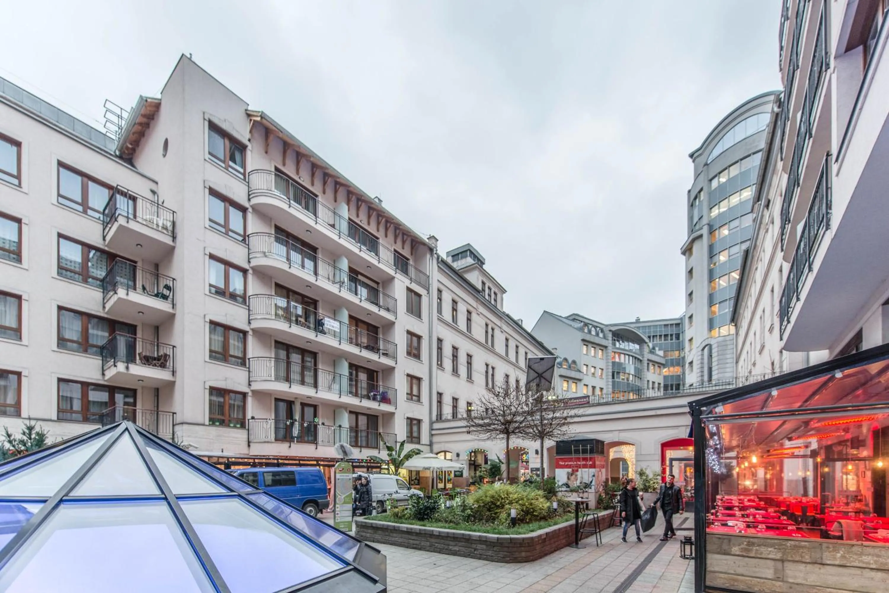 Restaurant/places to eat in Mango Apartments