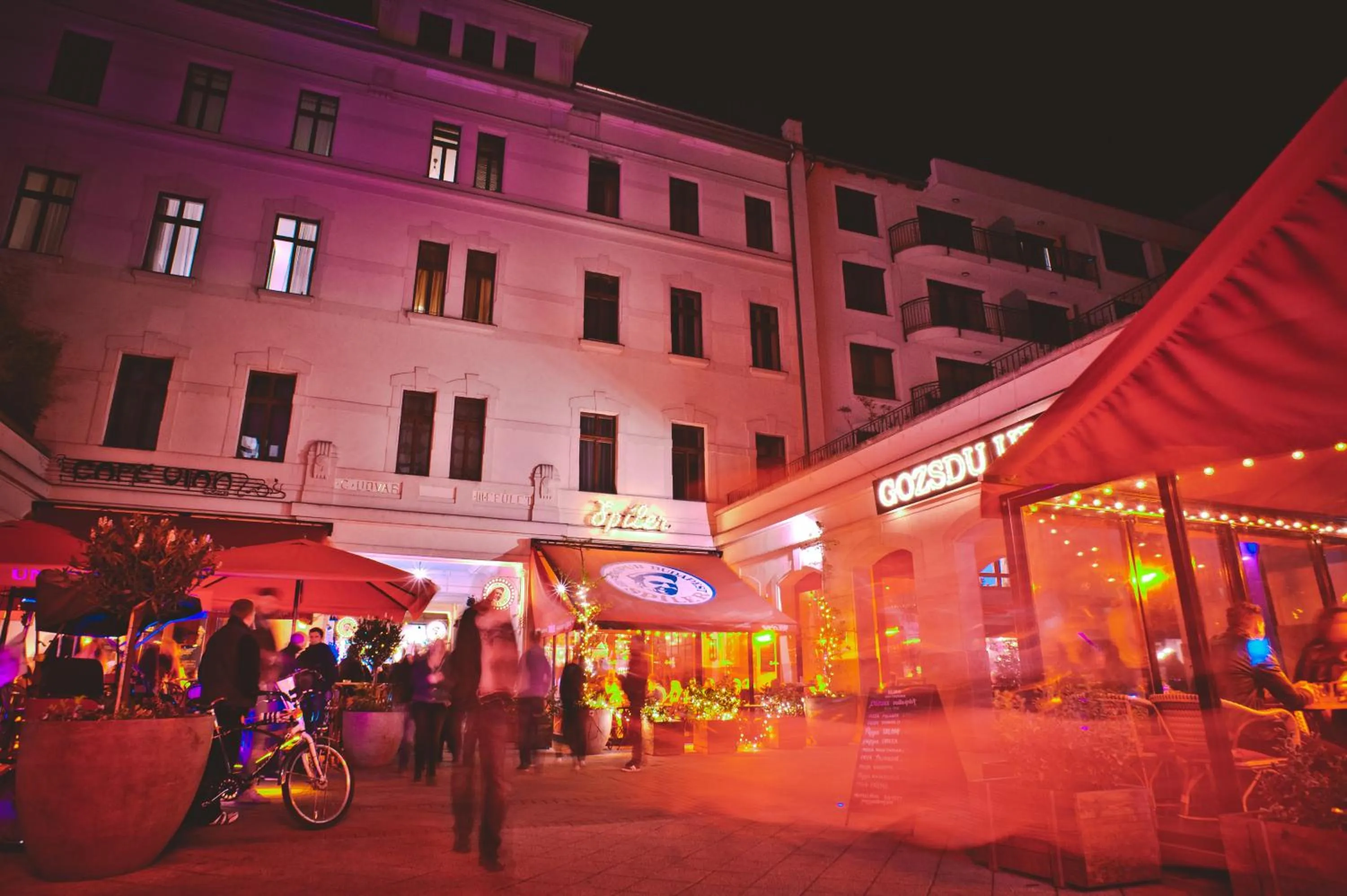 Restaurant/places to eat in Mango Apartments