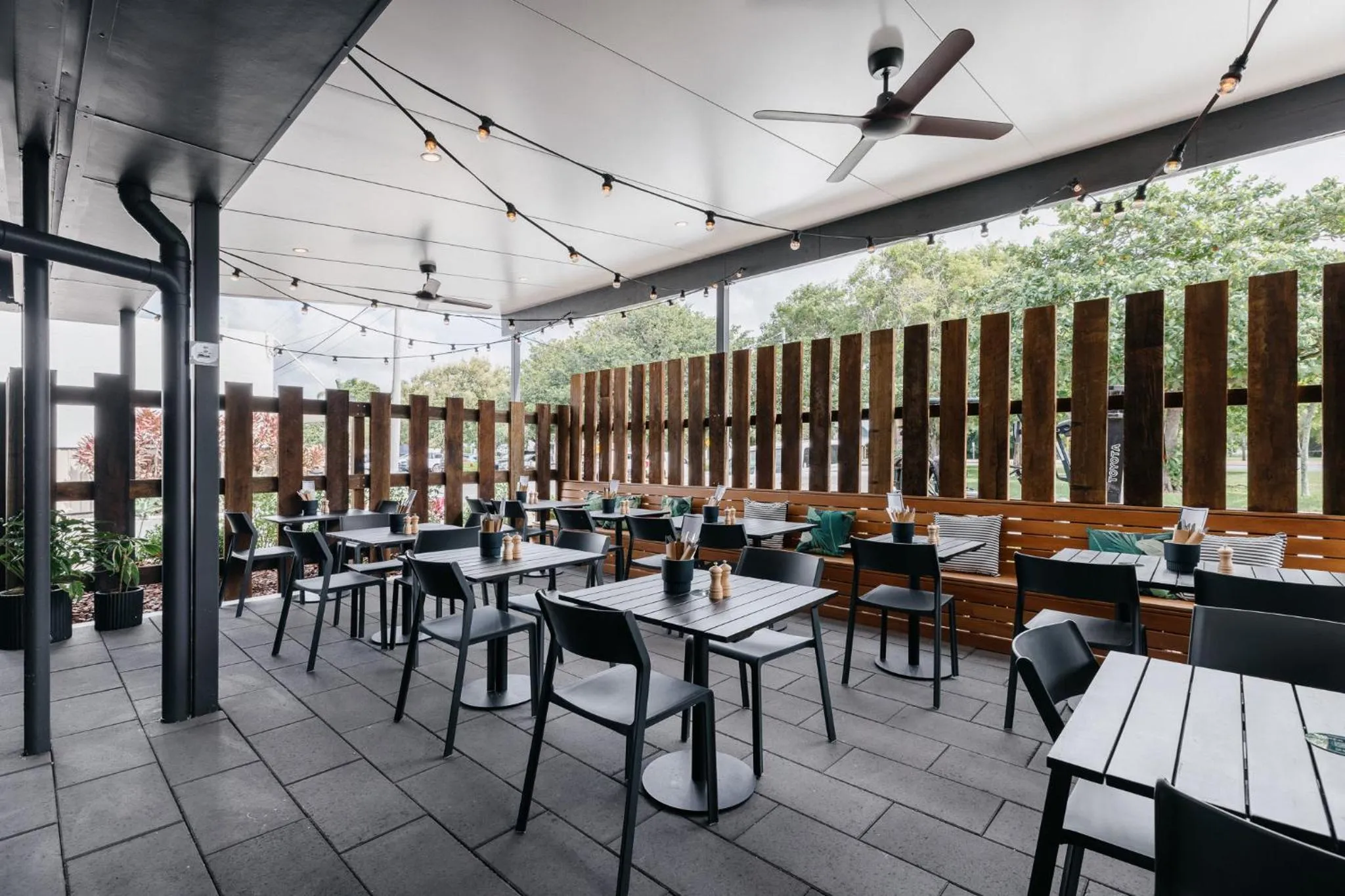 Restaurant/places to eat in Boomerang Hotel