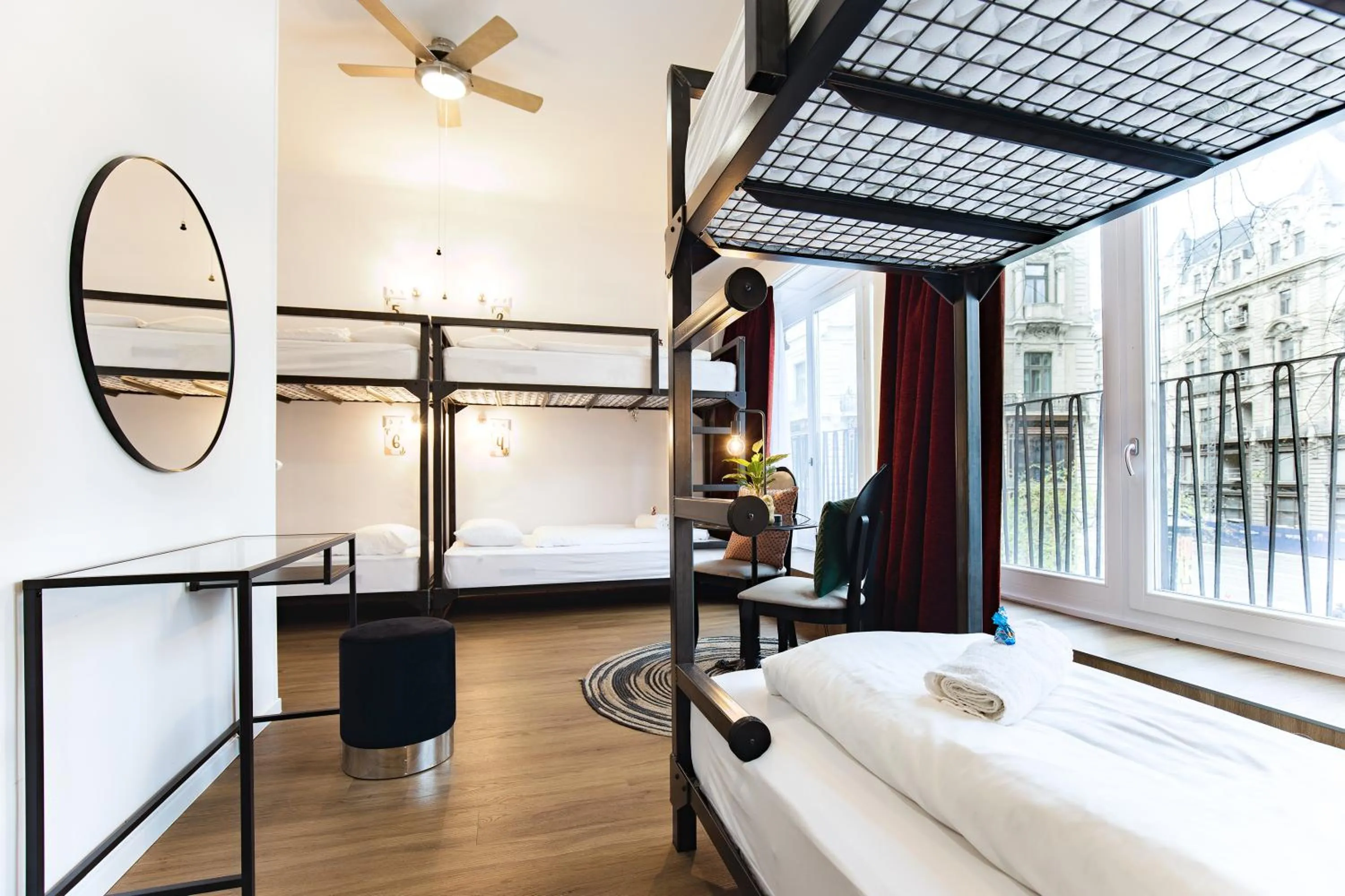 Photo of the whole room, Bed in Maverick Downtown