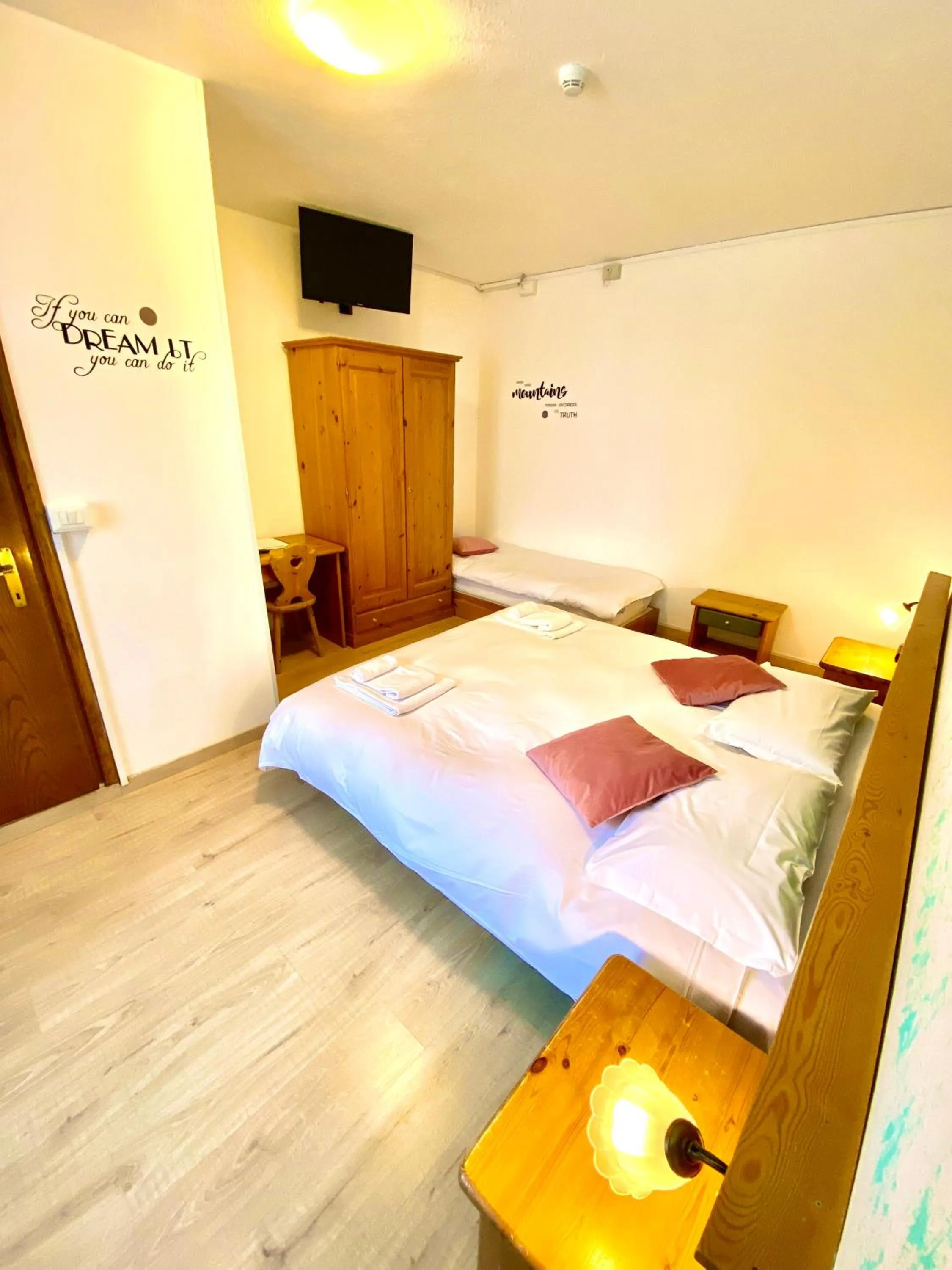 Bed in Hotel B&B Lorenzini Ski