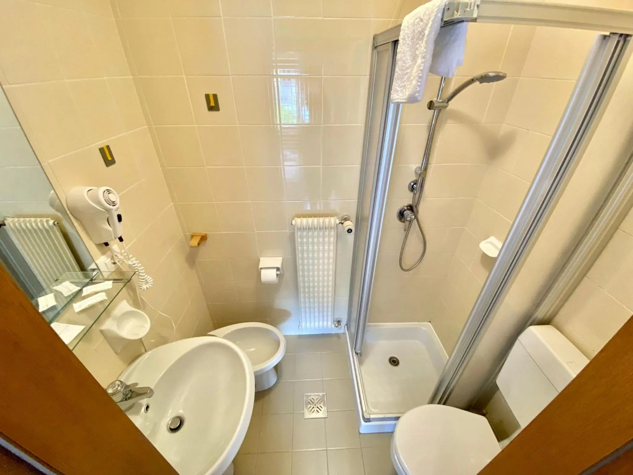 Bathroom in Hotel B&B Lorenzini Ski