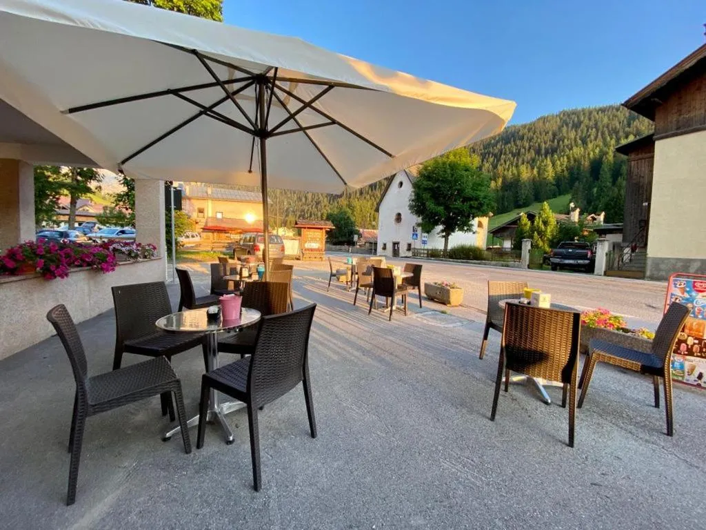 Patio in Hotel B&B Lorenzini Ski