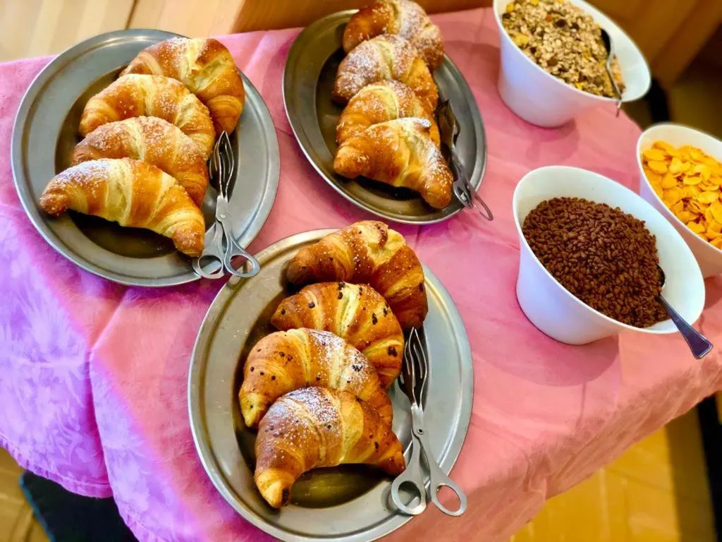Buffet breakfast in Hotel B&B Lorenzini Ski